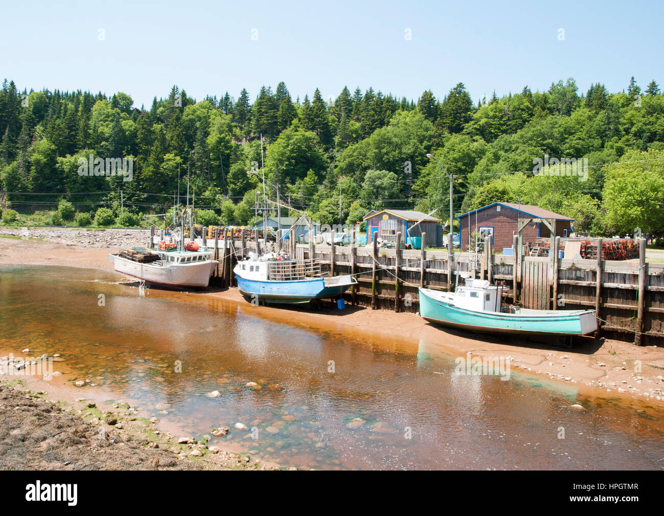 L'avis de petits bateaux amarrés à Saint-martin village durant la marée basse (Nouveau-Brunswick, Canada). Banque D'Images