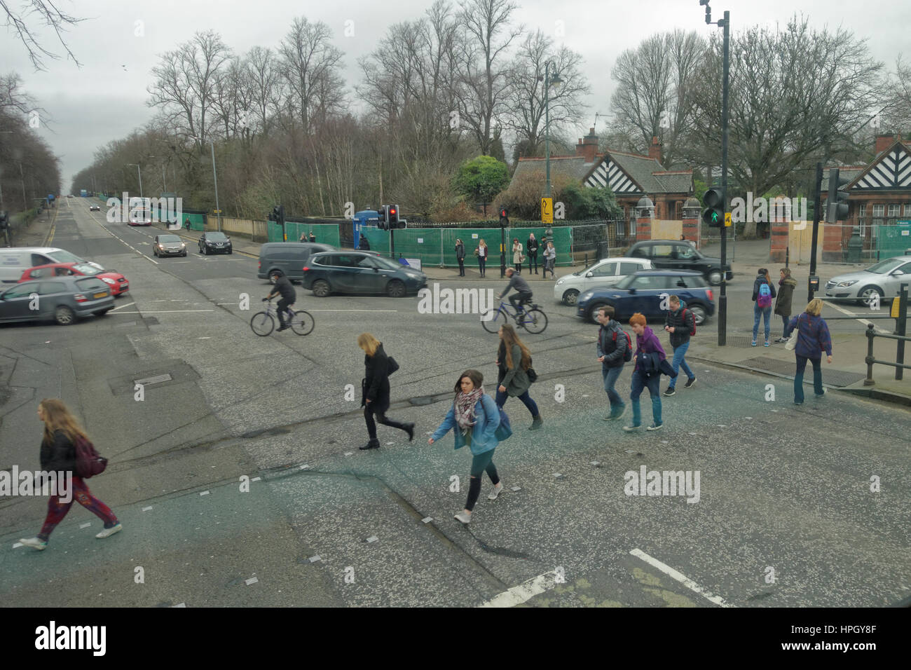 Les personnes qui traversent aux feux de circulation routière à Oran Mor et botanic gardens sur Great Western Road Glasgow Banque D'Images