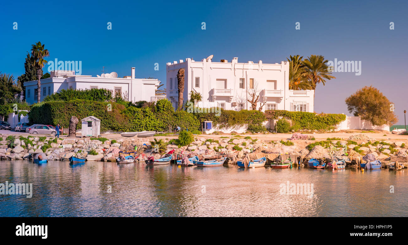 White Villa à Carthage, Tunisie. Paysage avec palmiers, la mer, les bateaux, et de l'architecture arabe. Banque D'Images