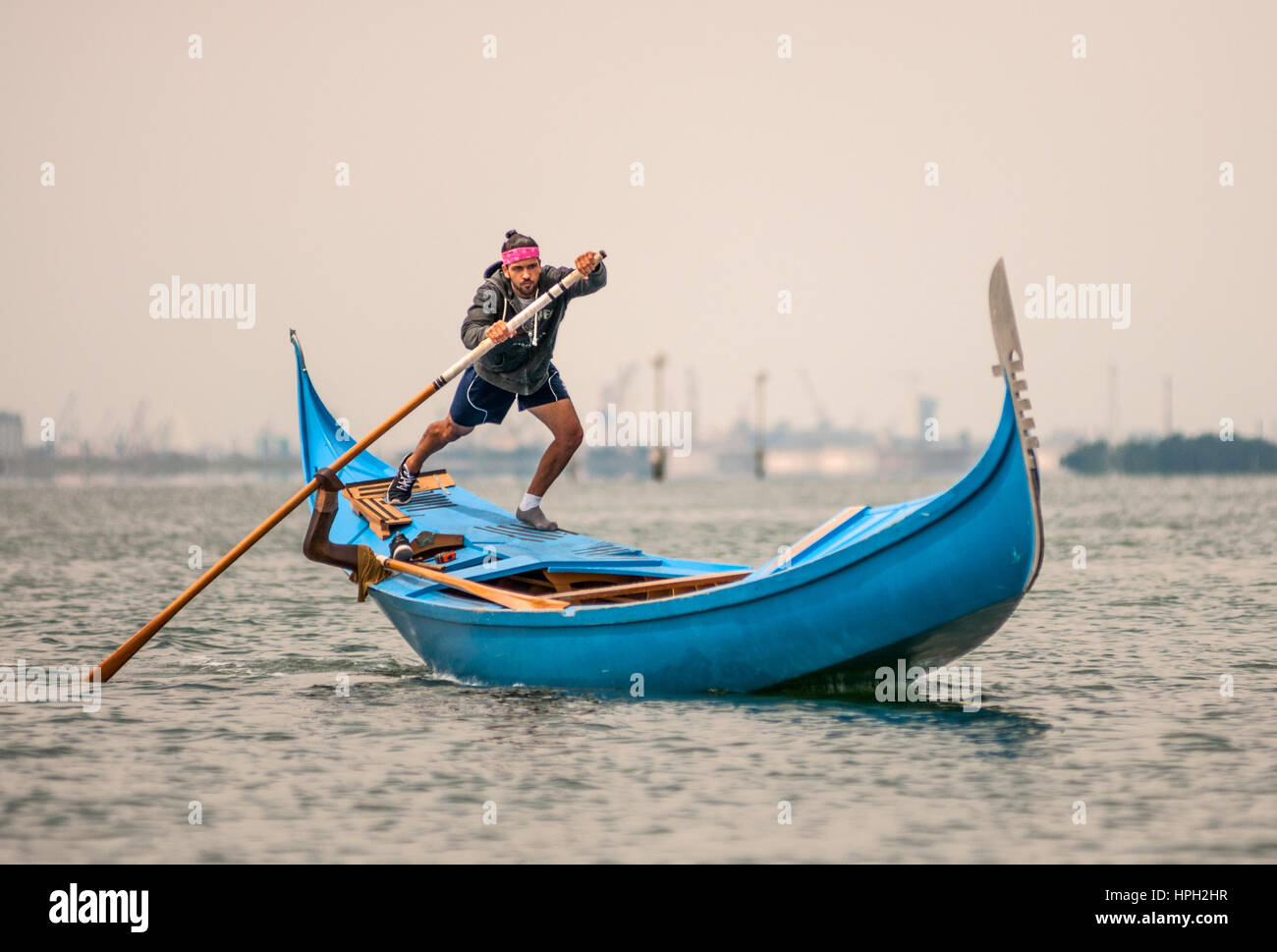 VENISE, ITALIE : un rameur s'entraîne à Venise, Italie. Tout le monde connaît l'image du gondolier vénitien, mais peu de gens remarquent le style unique d'aviron qu'il utilise pour enfiler sa gondole à travers des canaux étroits et la propulser à travers le bacino et la lagune au-delà : la voga alla veneta. Qu’elle soit pratiquée pour le sport ou les loisirs, c’est une activité vitale qui relie la Venise d’aujourd’hui à ses origines mêmes. Banque D'Images