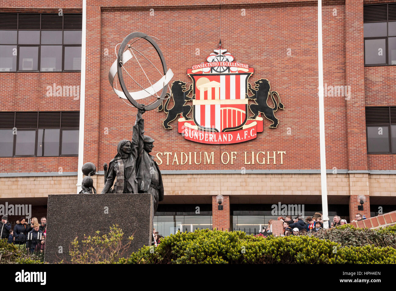 Fans à l'extérieur du stade de la lumière, Sunderland, attendant l'arrivée des joueurs pour une session de formation Banque D'Images