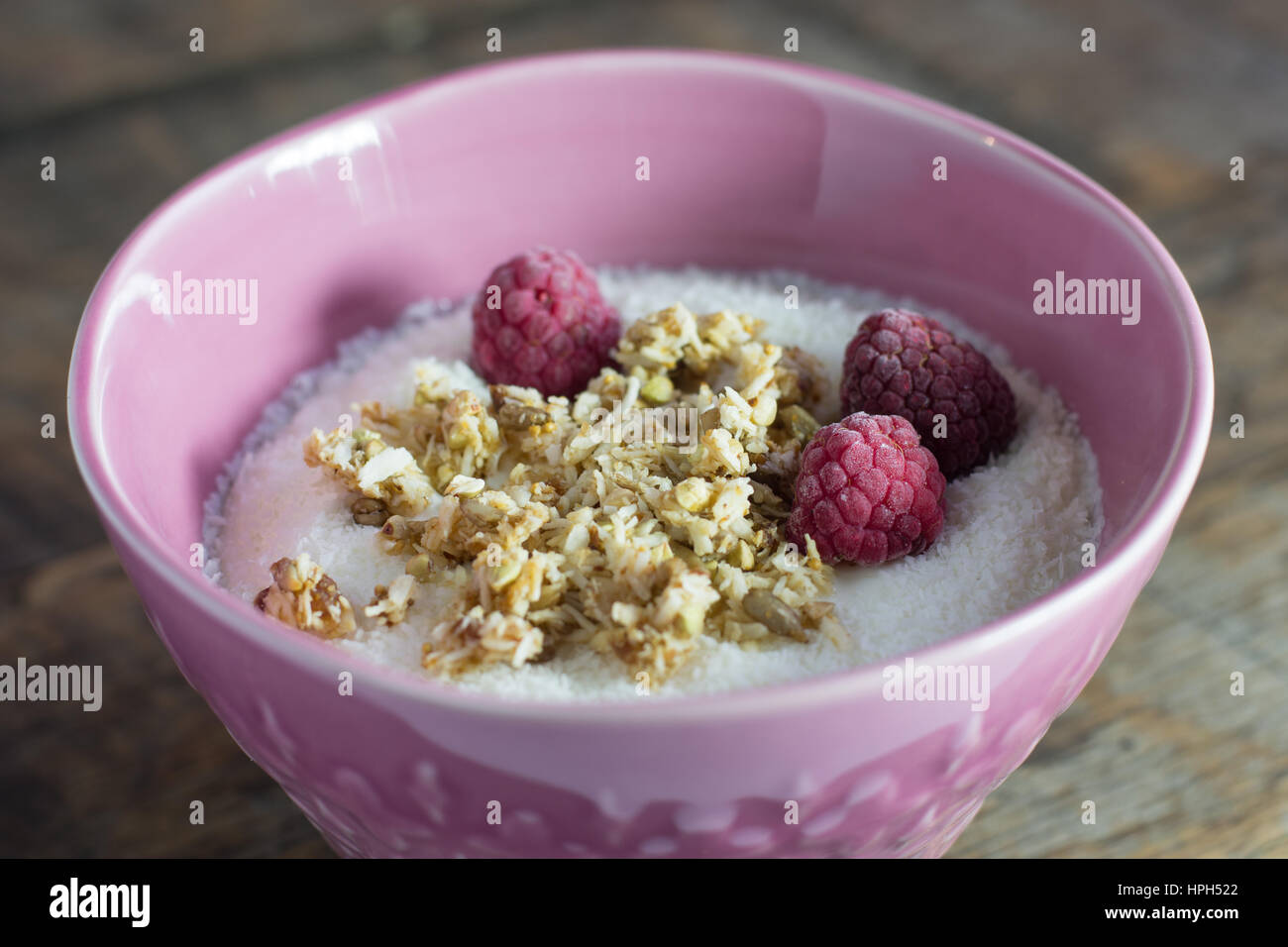 Petit-déjeuner sain avec Granola à la noix de coco et de framboises Banque D'Images