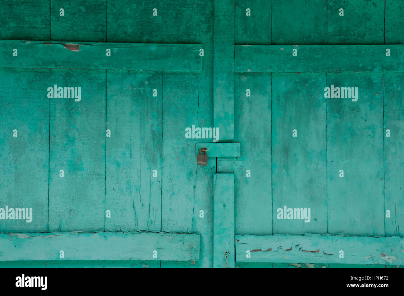 Shuuters mildewy vert pâle grunge sur un chalet. Verrouillé sur un chalet noir en hiver Banque D'Images