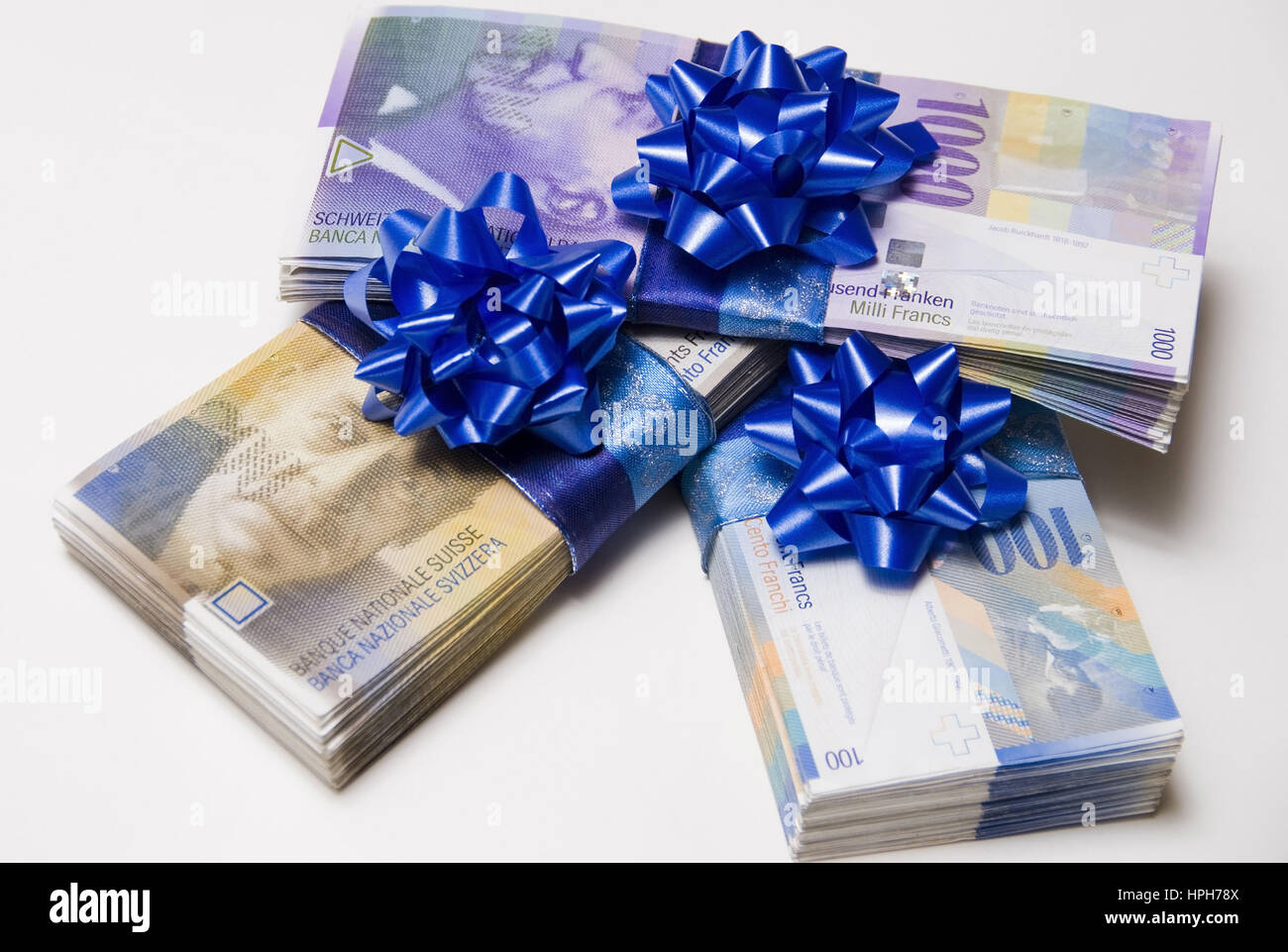 Schweizer Franken mit Geschenksmasche - Francs suisses avec l'arc actuel Banque D'Images