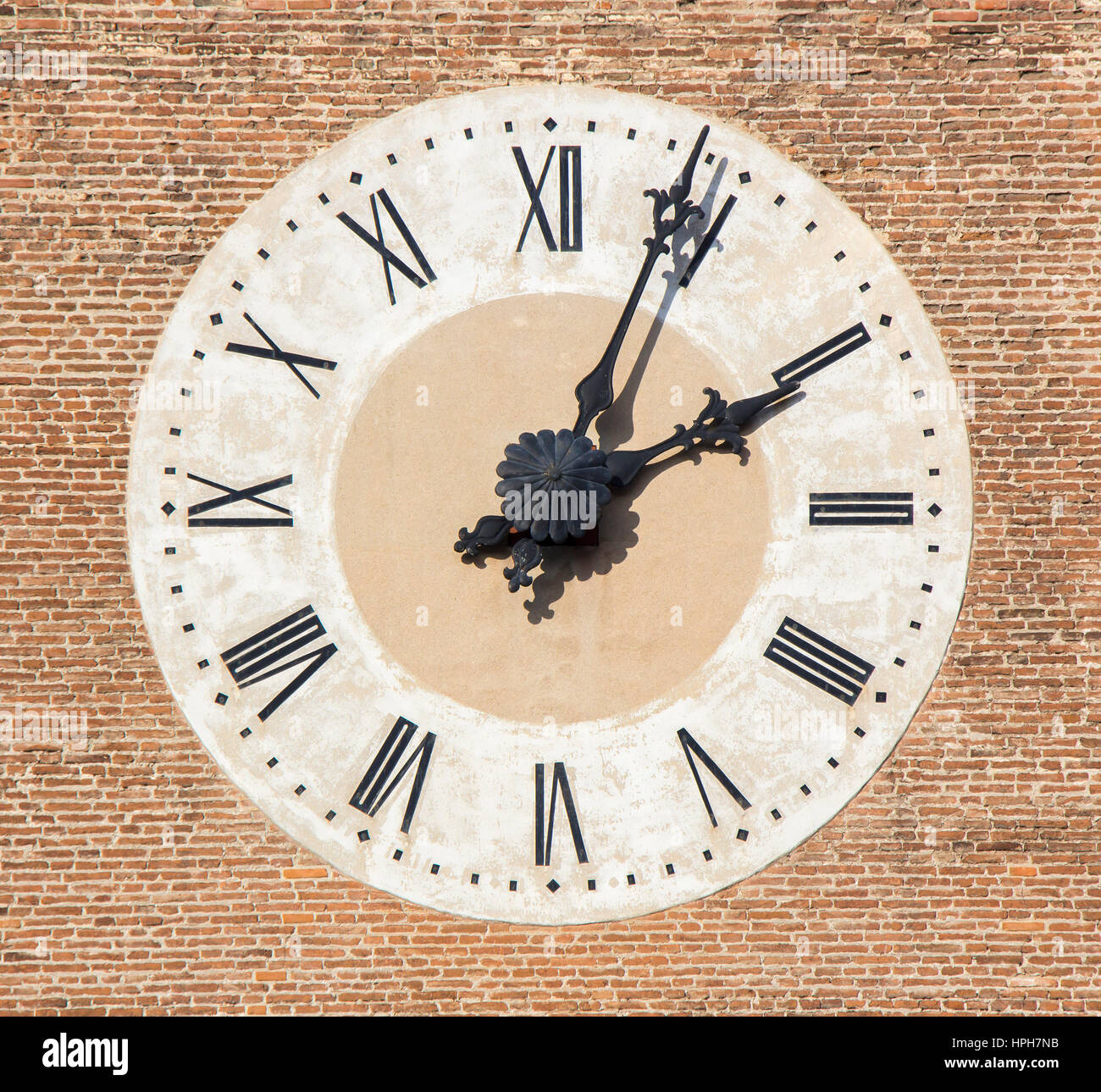 Ancienne Cathédrale réveil sur mur de brique, Bassano, Italie Banque D'Images