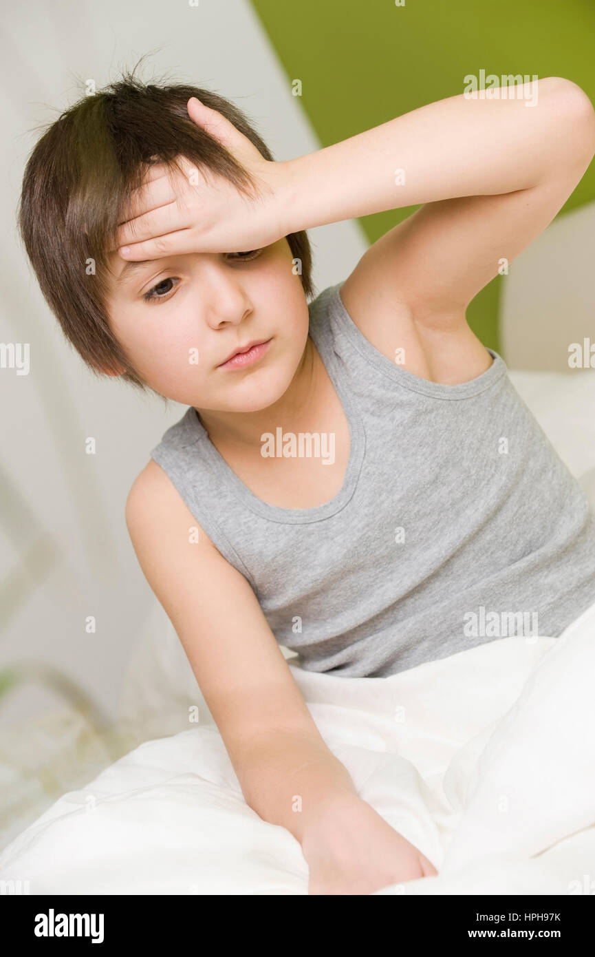 Junge mit Kopfschmerzen - garçon avec des maux de tête, modèle publié Banque D'Images