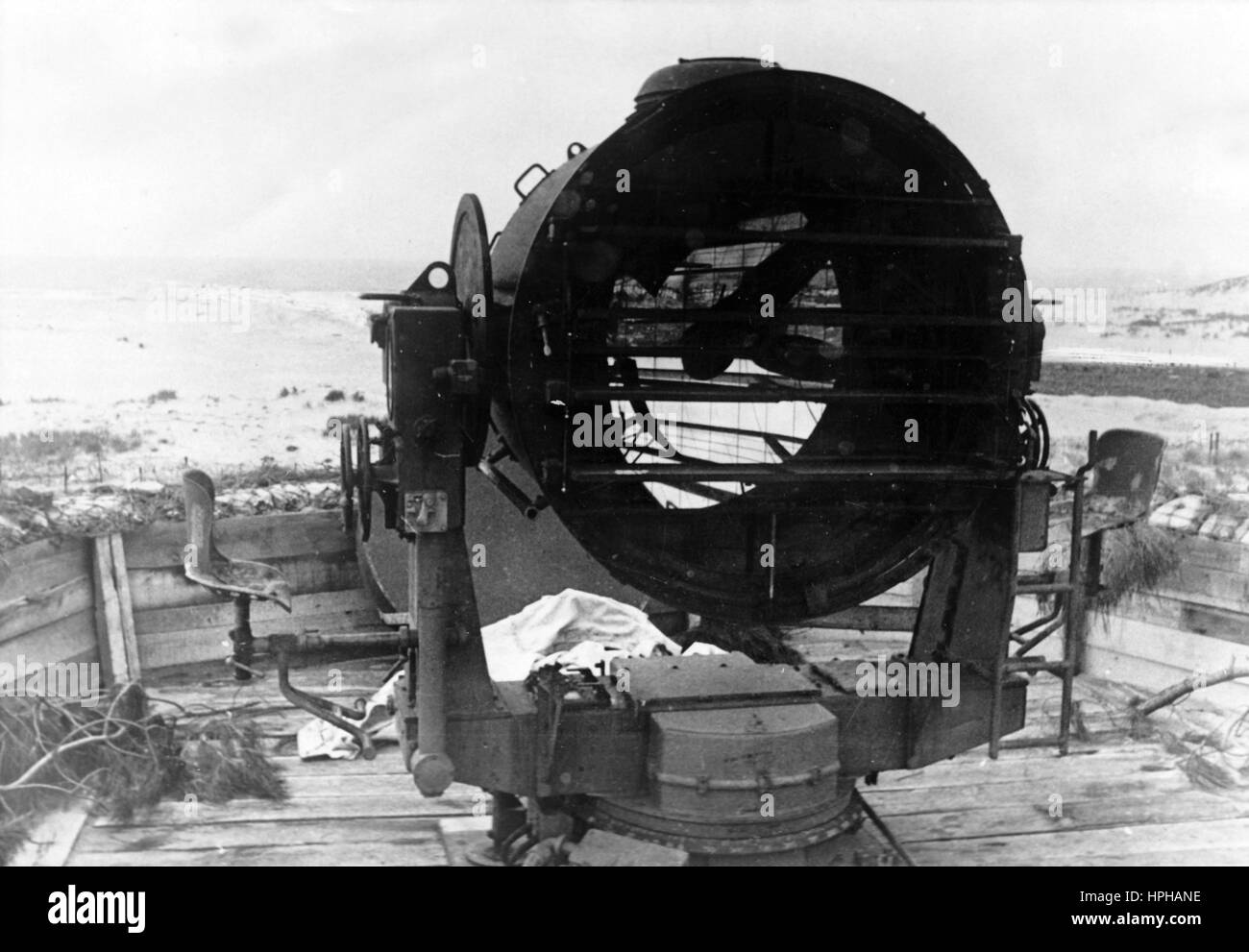 La propagande nazie montre une image Werhmacht allemande anti-aérienne de la marine de l'école témoin sur le mur de l'Atlantique. Publié en avril 1944. Un journaliste a écrit sur l'inverse de l'image sur 26.04.1944, 'Marine École de défense anti-aérienne dans la région de l'ouest des fortifications. Entre les bunkers et les autres bâtiments se trouve une fortification anti-aérienne de la marine à l'école. Les élèves ici ont la meilleure occasion pour tourner les disques et prouver leur capacité de tir à l'ennemi attaque aérienne massive - ces projecteurs sont en attente de tir de nuit et pour les urgences." Photo : Berliner Verlag / UNE Banque D'Images