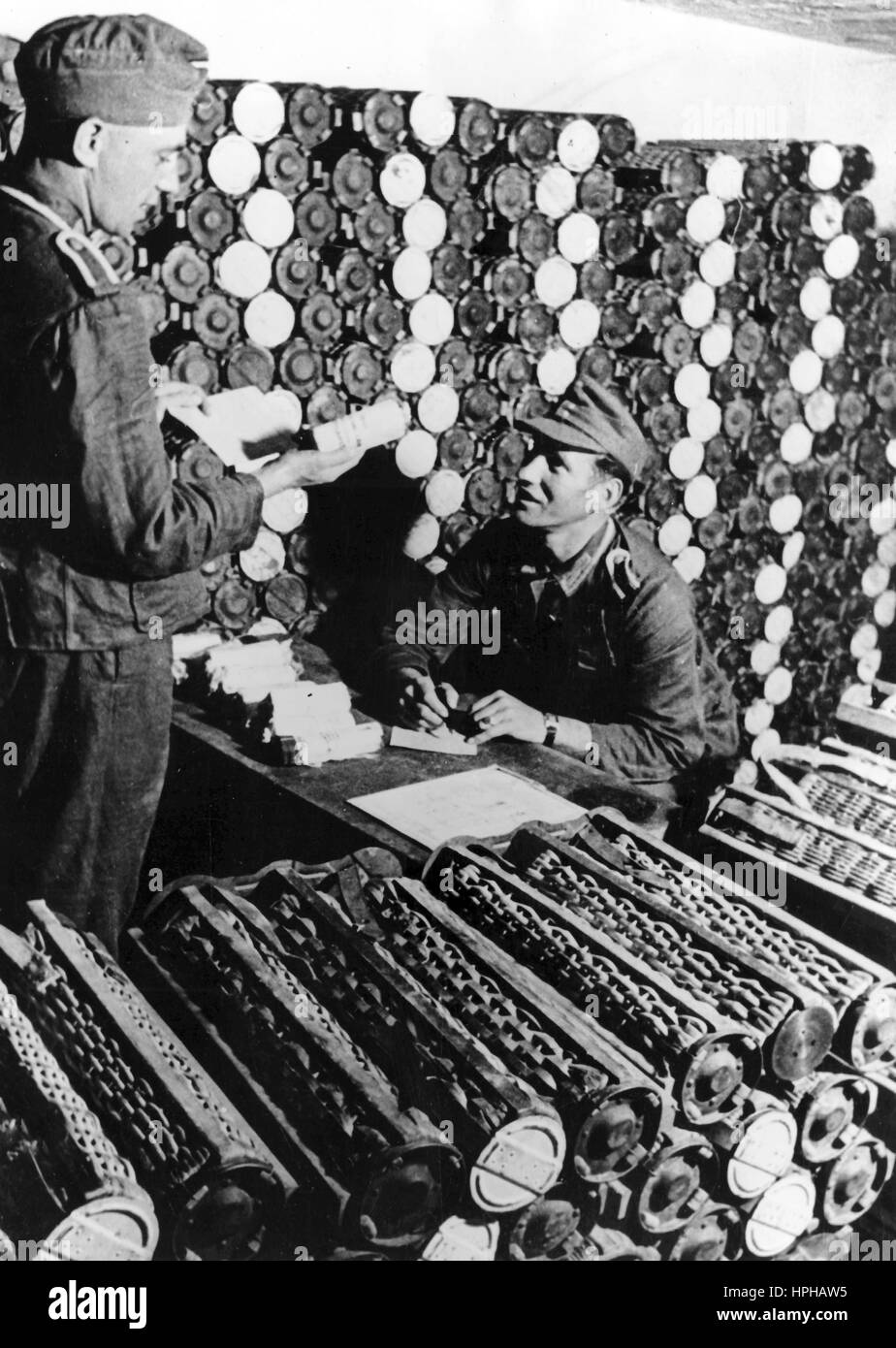 L'image de propagande nazie montre des soldats allemands de la Wehrmacht dans un bunker de munitions sur le mur de l'Atlantique sur la côte de la Manche française. Publié en juin 1944. Un journaliste nazi a écrit au dos de la photo sur 13.06.1944, 'munitions Bunker sur la côte de la Manche. Les fournitures, qui sont stockées en préparation de l'invasion, sont suffisantes pour de nombreuses semaines de toute la défense ronde. L'ambiance dominante dans ces bunkers est celle de combat, prête pour le déploiement. » Fotoarchiv für Zeitgeschichte - PAS DE SERVICE DE FIL - | utilisation dans le monde entier Banque D'Images