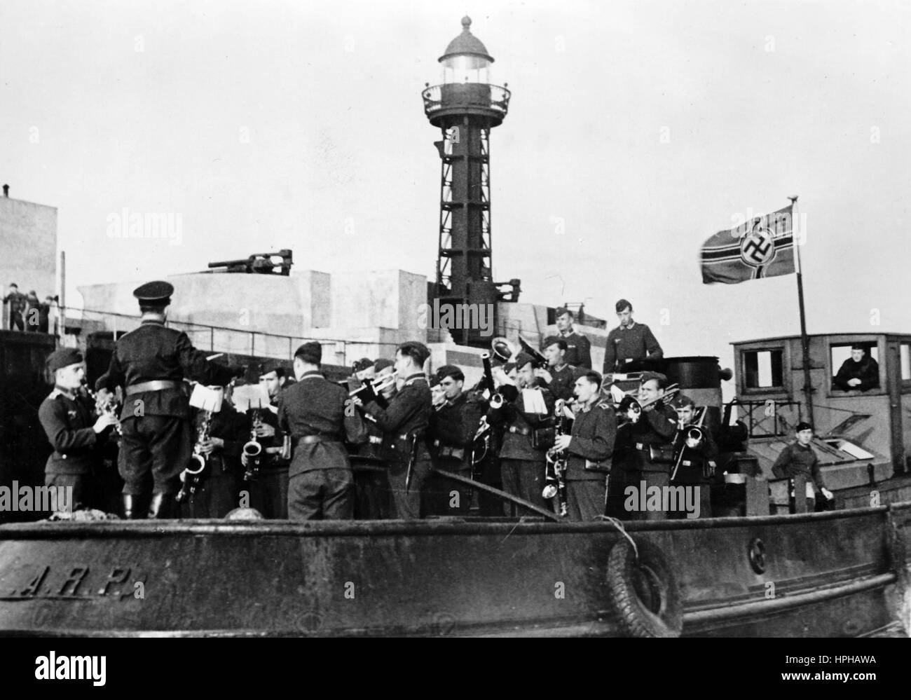 L'image de propagande nazie montre des soldats allemands de la Wehrmacht dans un port sur la côte de la Manche dans la France occupée. Publié en octobre 1940. Un journaliste nazi a écrit au dos de la photo sur 07.02.1942, "Une heureuse surprise pour nos soldats sur la côte de la Manche. Un groupe de Marching de la Luftwaffe joue sur un bateau à vapeur portuaire aussi sûrement qu'un groupe de Marching naval chevronné. De cette façon, ils peuvent atteindre tous les camarades dans les bases autour du port de la Manche avec leur concert debout. Fotoarchiv für Zeitgeschichte - PAS DE SERVICE DE FIL - | utilisation dans le monde entier Banque D'Images