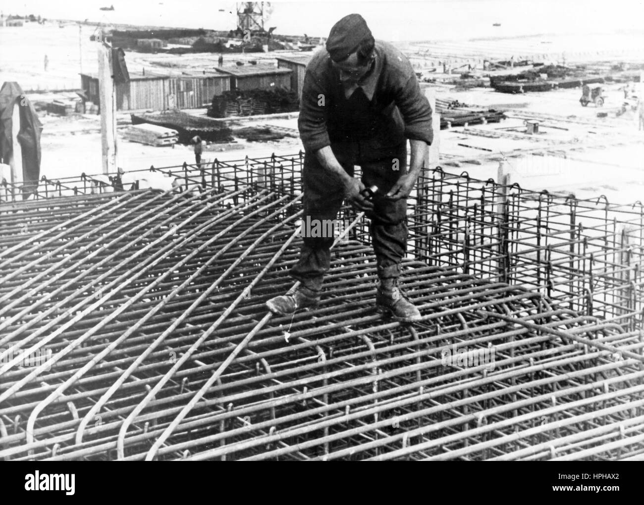 L'image de propagande nazie montre la construction d'un bunker allemand. Publié en mai 1942. Un journaliste nazi a écrit au dos de la photo sur 07.05.1942, 'Strongholds sur l'Atlantique. La construction se poursuit et d'autres nouveaux bunkers émergent. » Fotoarchiv für Zeitgeschichte - PAS DE SERVICE DE FIL - | utilisation dans le monde entier Banque D'Images