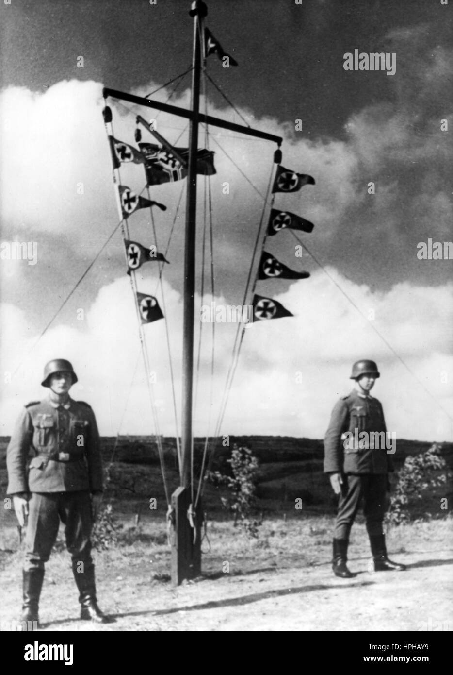 L'image de propagande nazie montre le fant d'une batterie côtière allemande Wehrmacht pour abattu sur des avions britanniques dans une base sur la côte de la Manche en France occupée. Publié en août 1942. Un journaliste nazi a écrit au dos de la photo sur 05.08.1942, '9 drapeaux - 9 fusillades. Après le levage du pennant sur une batterie côtière, qui a abattu 9 avions anglais.' Fotoarchiv für Zeitgeschichte - PAS DE SERVICE DE FIL - | utilisation dans le monde entier Banque D'Images