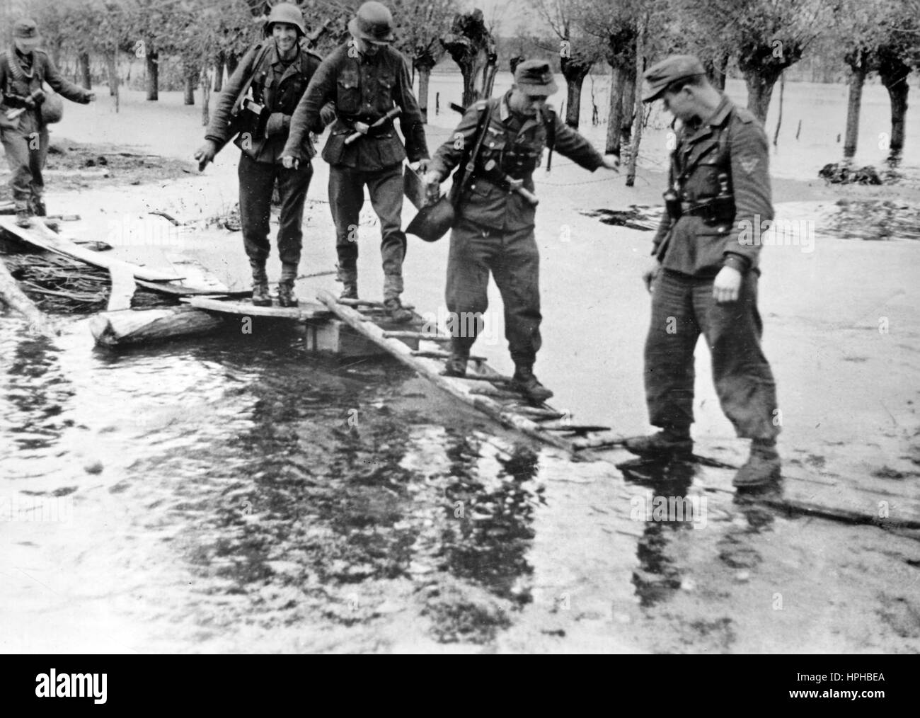 L image De Propagande Nazie Montre Des Soldats Allemands De Wehrmacht l-image-de-propagande-nazie-montre-des-soldats-allemands-de-wehrmacht