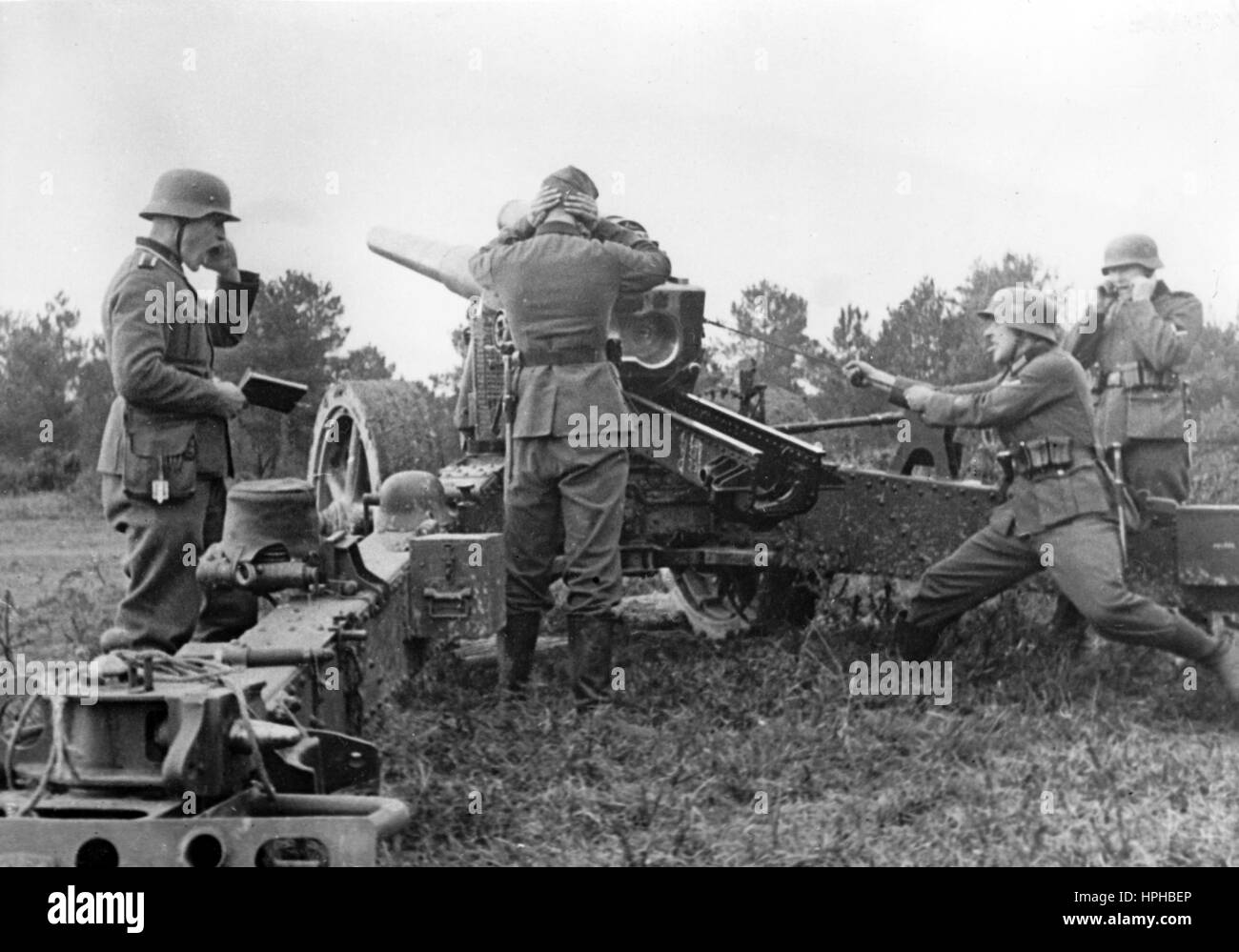 L'image de propagande nazie montre des soldats allemands de la Wehrmacht tirant un fusil sur le front occidental. Publié en décembre 1940. Fotoarchiv für Zeitgeschichte - PAS POUR LE SERVICE DE FIL - | utilisation dans le monde entier Banque D'Images