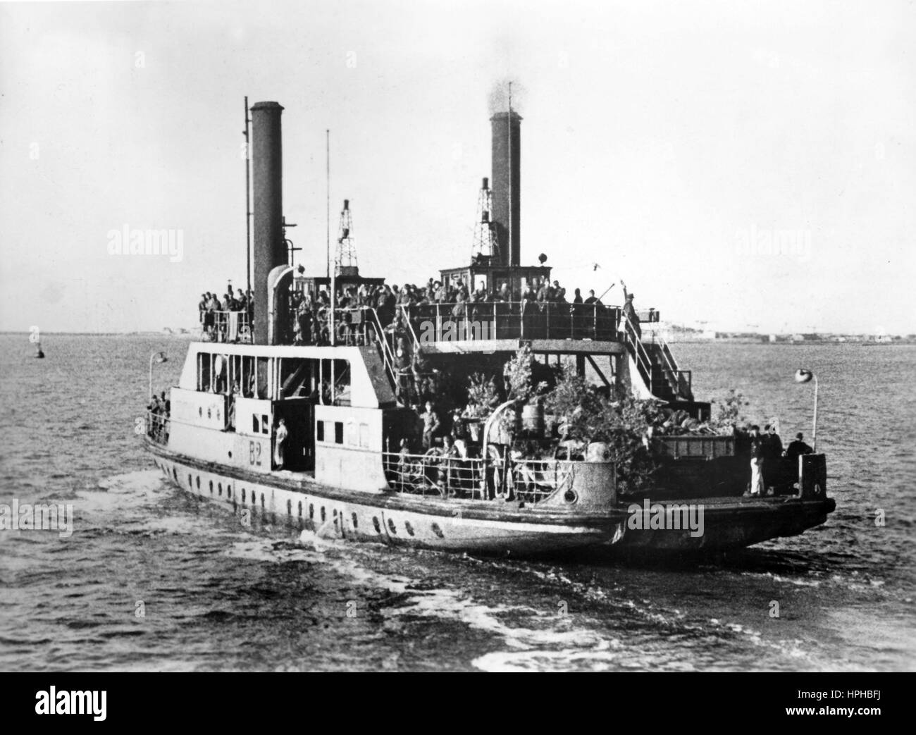 L'image de propagande nazie montre des soldats Wehrmacht allemands sur le trajet en ferry de Vlissingen sur la péninsule de Walcheren à Breskens sur le continent néerlandais pendant la bataille pour l'estuaire de l'Escaut. Publié début novembre 1944. Un journaliste nazi a écrit au dos de la photo sur 06.11.1944, "le ferry de Vlissingen. Ce navire a été utilisé pour le transport de jour comme de nuit entre l'Escaut de Vlissingen et Breskens.' Fotoarchiv für Zeitgeschichte - PAS POUR LE SERVICE DE FIL - | utilisation dans le monde entier Banque D'Images