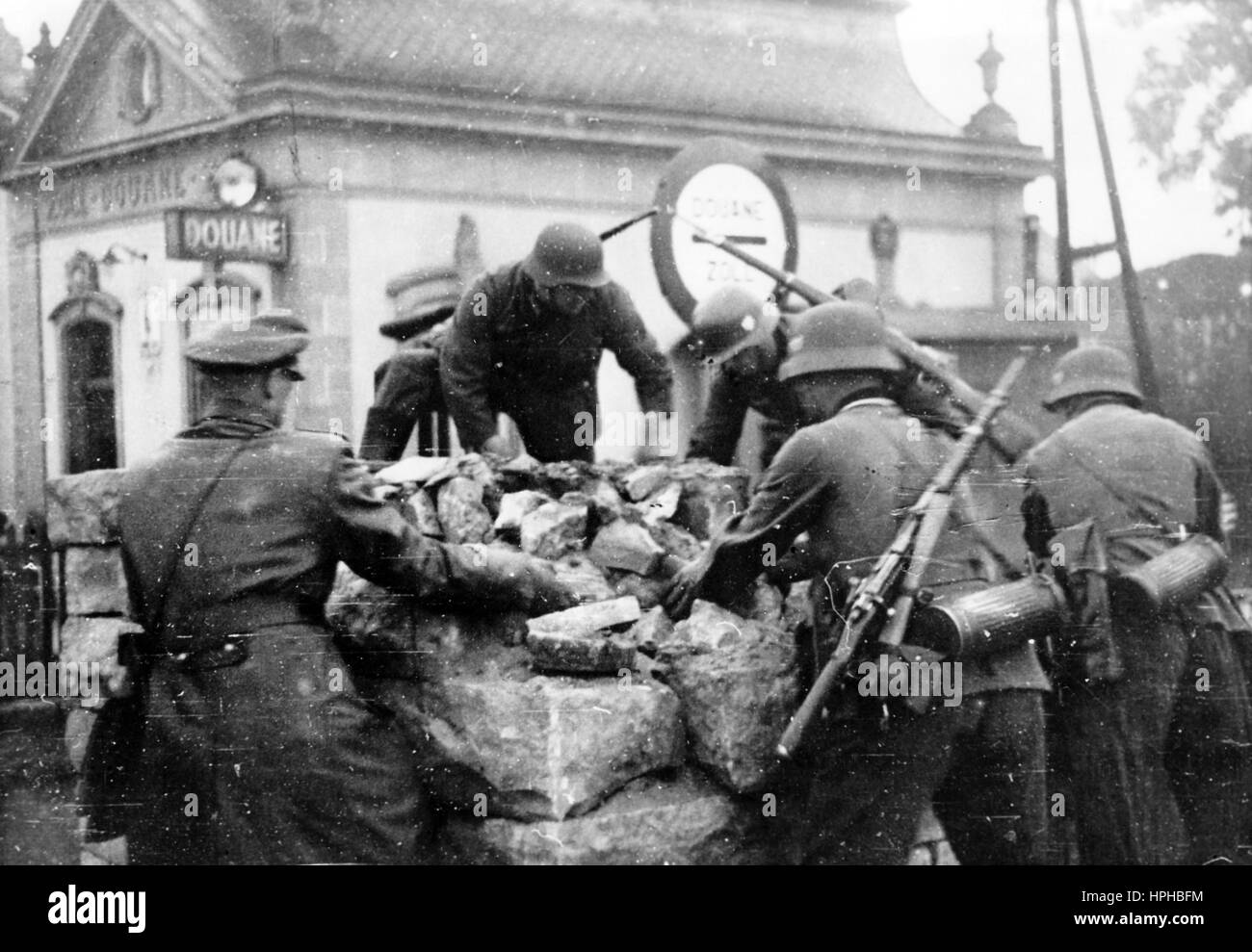 L'image de propagande nazie montre des soldats allemands de la Wehrmacht déconstruisant des rues à un point frontalier sur la marche avant dans les pays du Benelux (Belgique, pays-Bas, Luxembourg). Prise 10.05.1940. Fotoarchiv für Zeitgeschichte - PAS DE SERVICE DE FIL - | utilisation dans le monde entier Banque D'Images