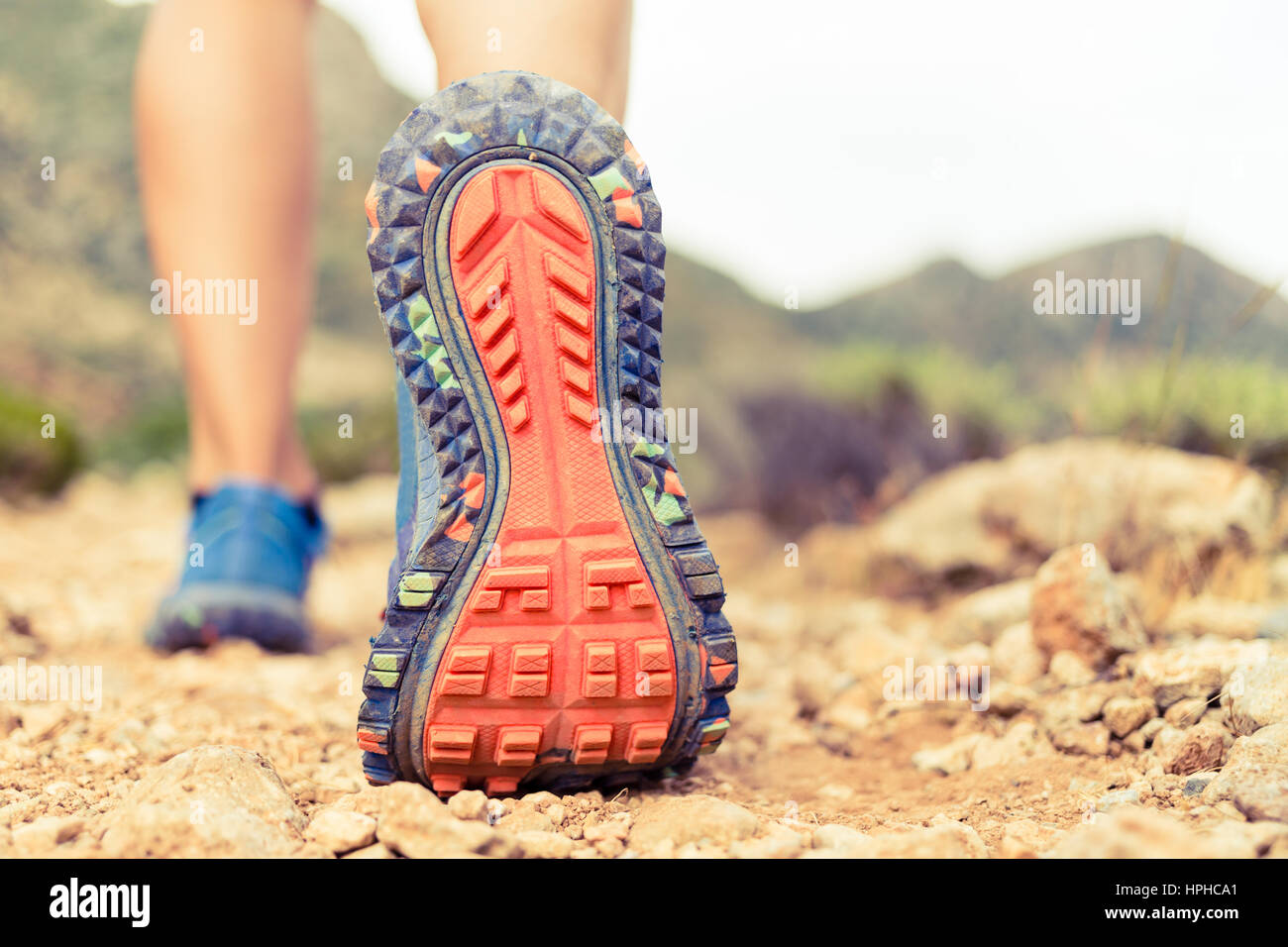 La randonnée ou la course, femme de belles montagnes paysage d'inspiration.  Semelle de chaussure de sport et les jambes sur rock trail. Randonnée  randonneur ou à pied de footp Photo Stock -