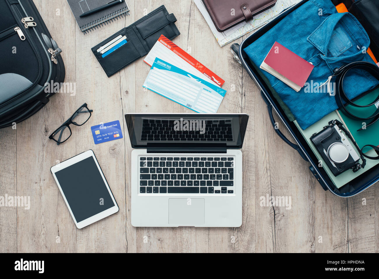 Le meilleur emballage et se préparer pour un voyage de bureau, avec des bagages, billets, carte de crédit, ordinateur portable et tablette numérique, télévision lay Banque D'Images