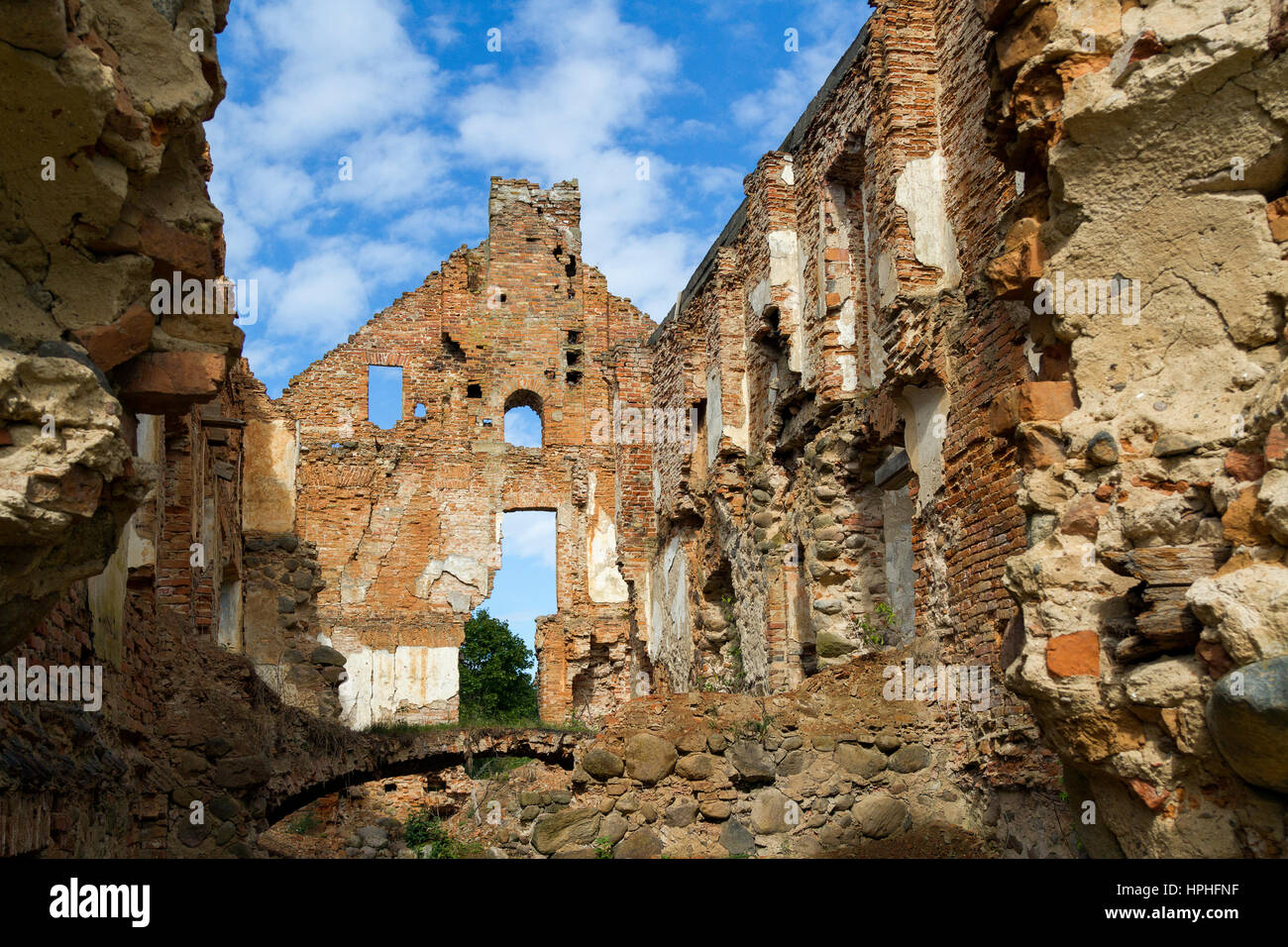 Ruines de l'endommagé abandonnés manor contre blue cloudy sky Banque D'Images