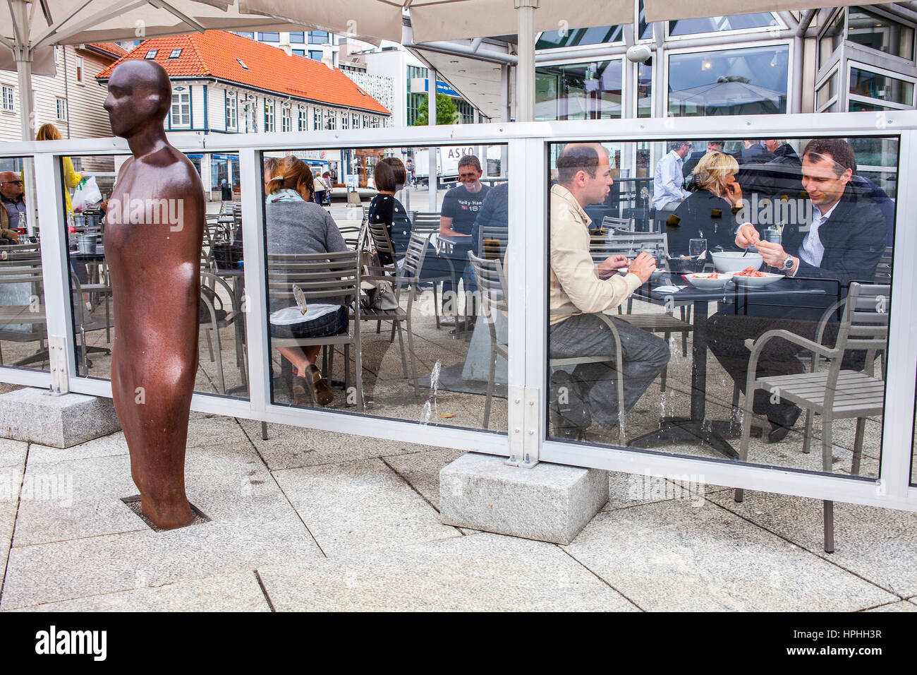 Terrasse de restaurant marché aux poissons et la sculpture par Antony Gormley (Broken Column), dans la région de Harbour Vagen, Stavanger, Norvège Banque D'Images