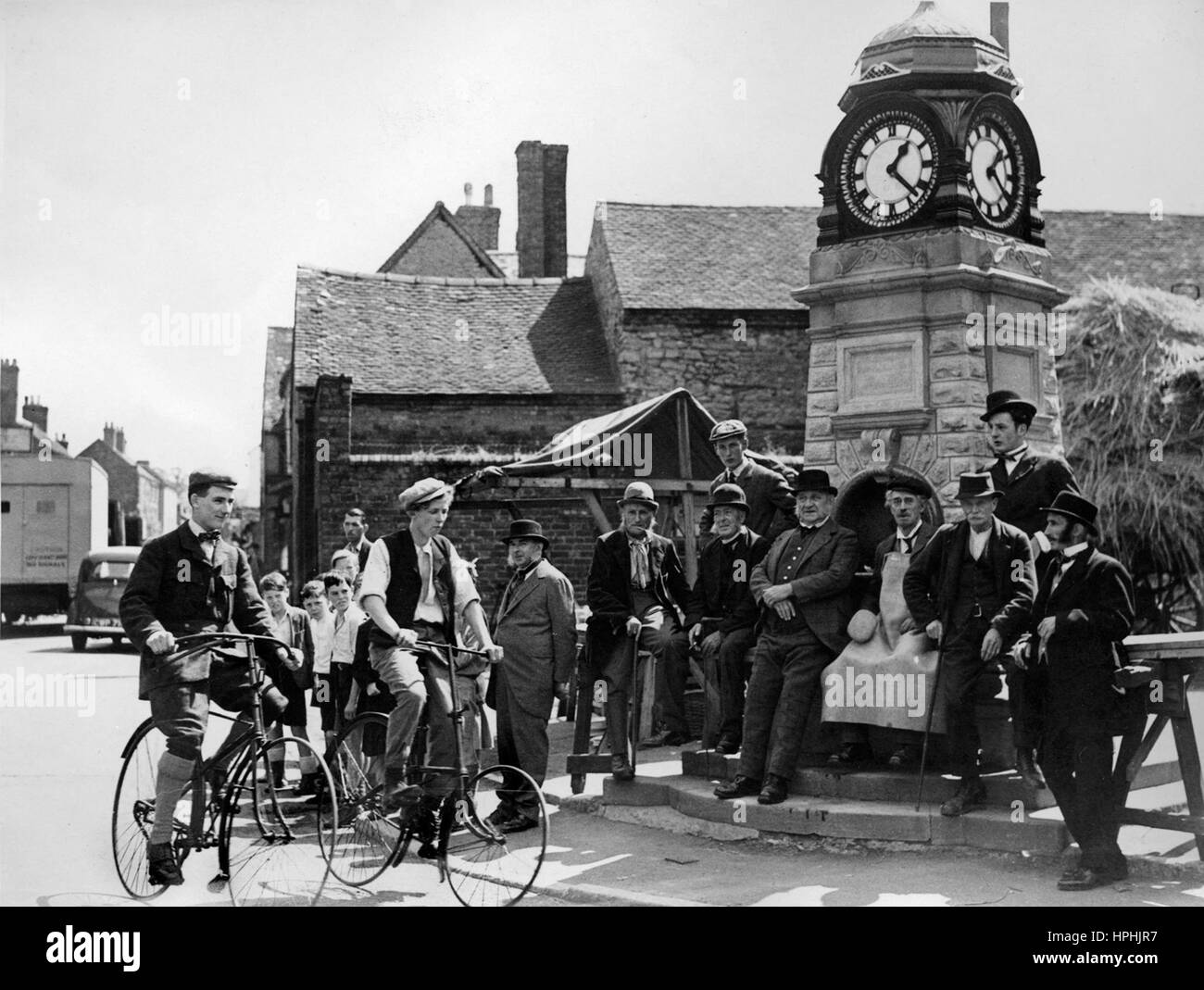 Les sections locales agissant en tant que film extras dans Much Wenlock pendant le tournage de allés à terre en 1949 Banque D'Images