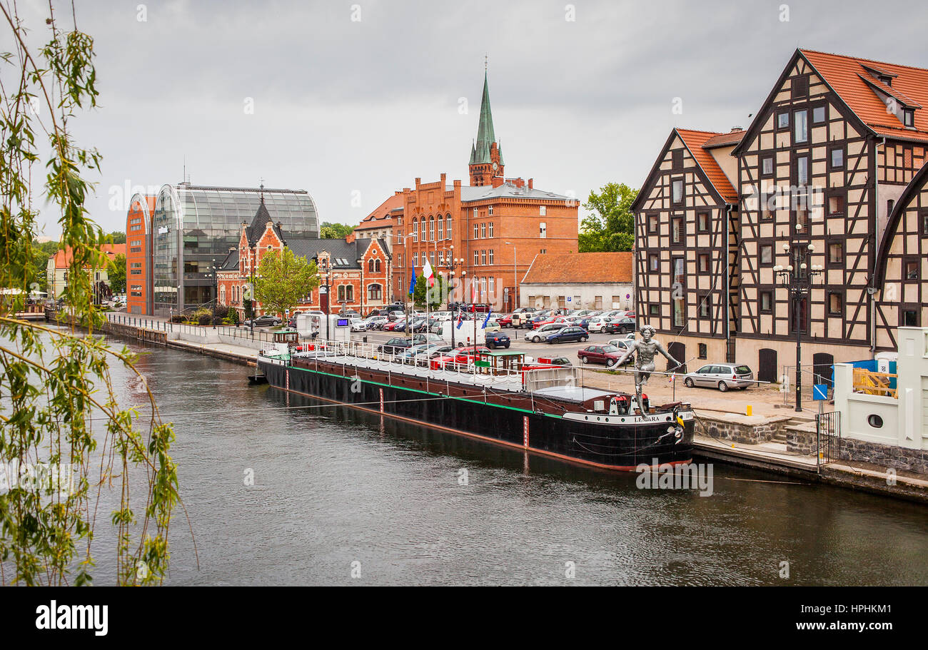 Rivière Brda, à droite les greniers historique, Bydgoszcz, Pologne. Banque D'Images