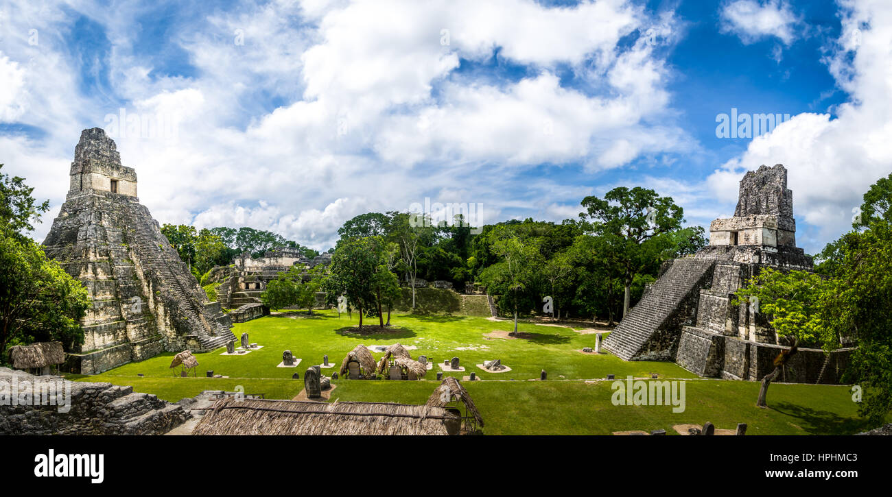 Les Temples Mayas de Gran Plaza Plaza Mayor ou au parc national de Tikal - Guatemala Banque D'Images
