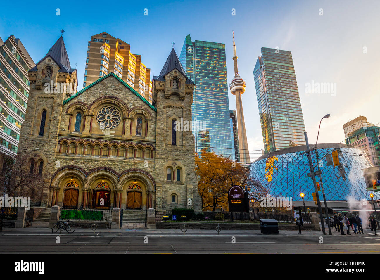 Vue panoramique de l'église presbytérienne Saint Andrew's et de la Tour CN - Toronto, Ontario, Canada Banque D'Images
