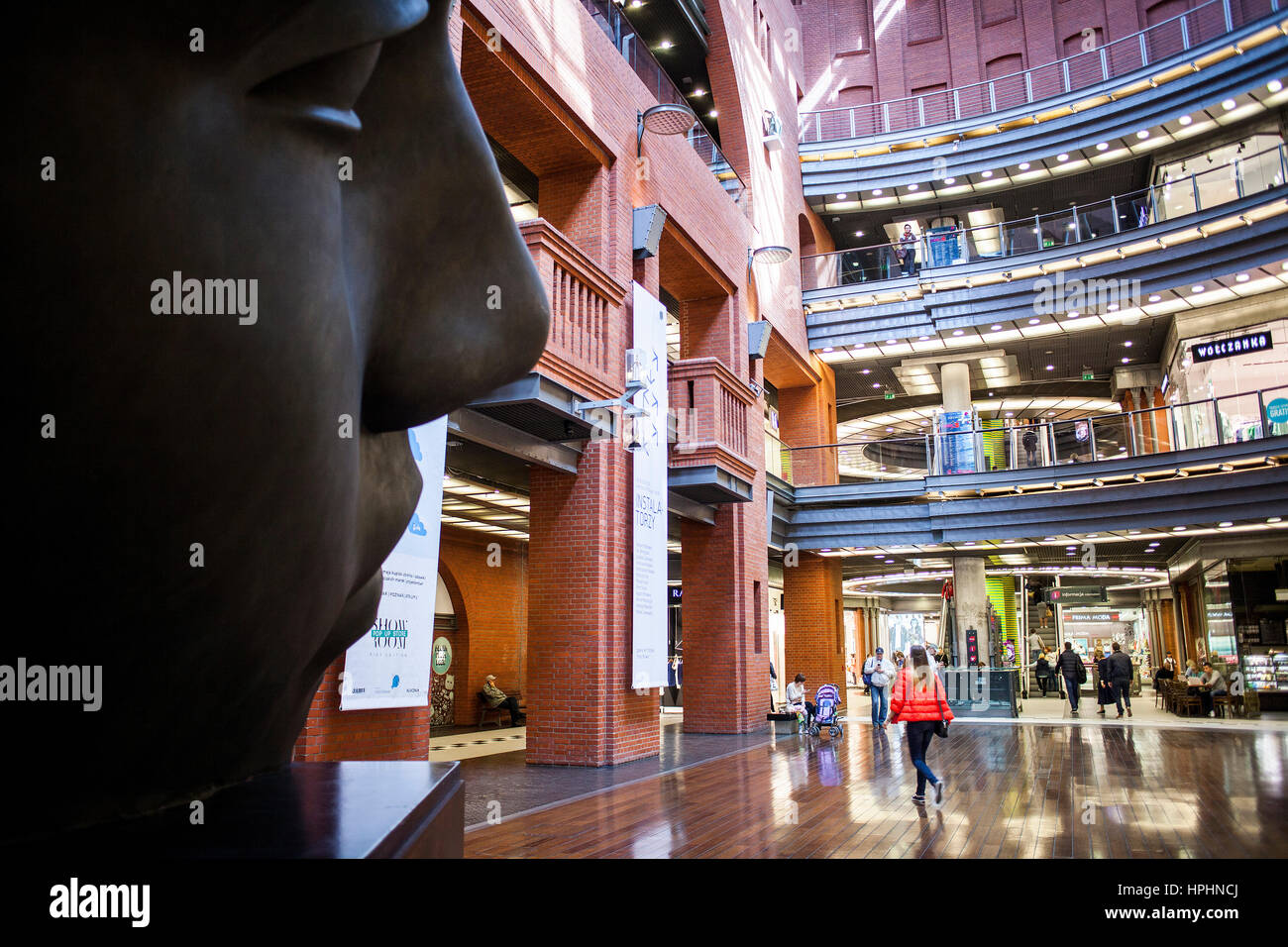 Sculpture d'Igor Mitoraj, dans ancienne brasserie, Stary Browar, centre commercial moderne, Poznan, Pologne, Grande Pologne, l'Europe. Banque D'Images