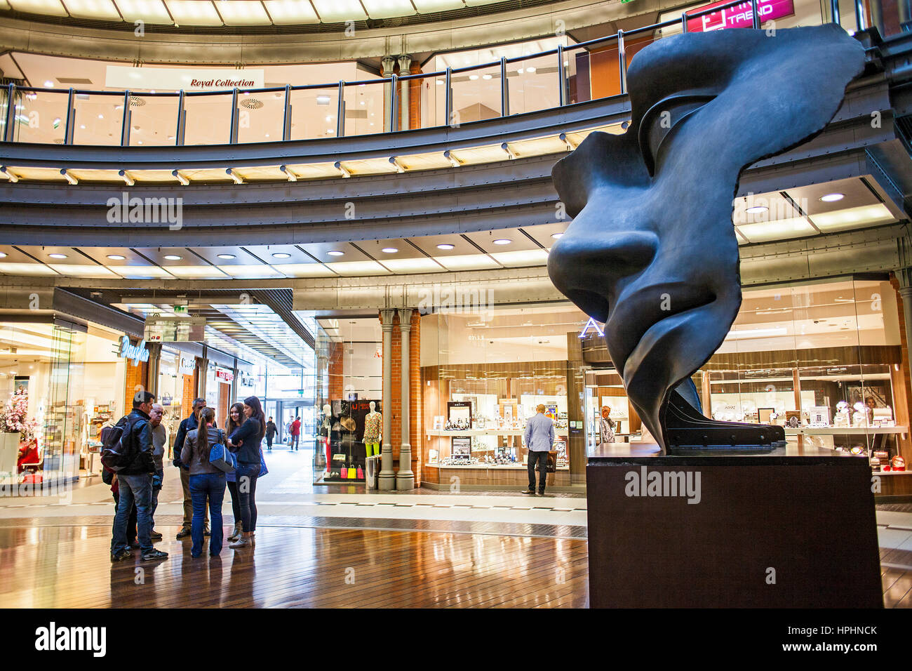 Sculpture d'Igor Mitoraj, dans ancienne brasserie, Stary Browar, centre commercial moderne, Poznan, Pologne, Grande Pologne, l'Europe. Banque D'Images
