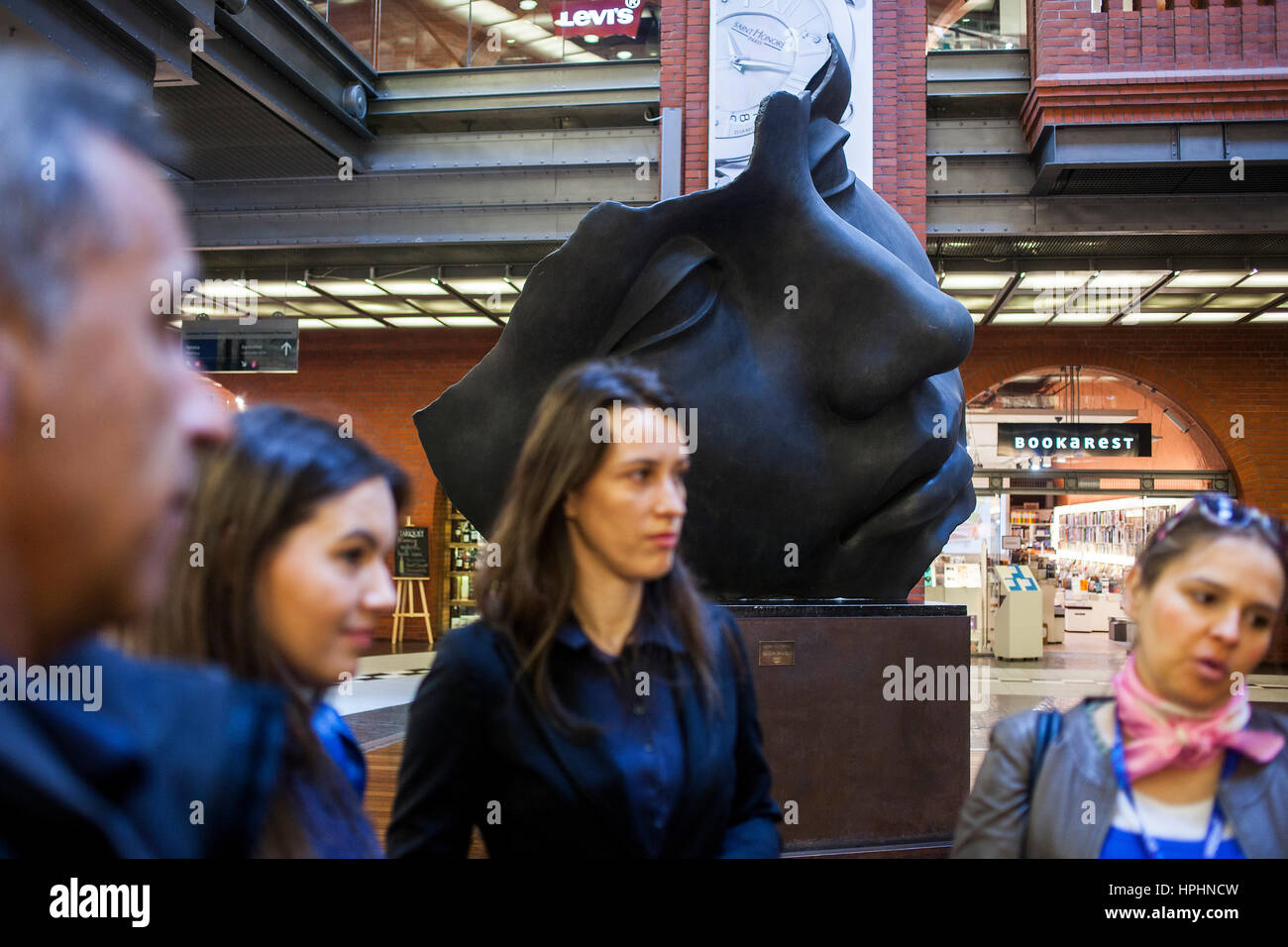 Sculpture d'Igor Mitoraj, dans ancienne brasserie, Stary Browar, centre commercial moderne, Poznan, Pologne, Grande Pologne, l'Europe. Banque D'Images