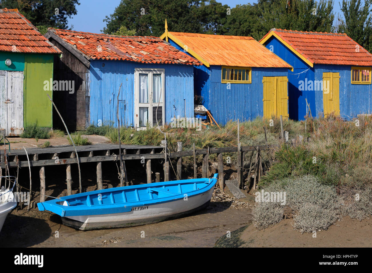 Cabane De Pêcheur à Vendre La Tremblade La France, Charente-Maritime, pêcheur d'huîtres maisons colorées avec un  bateau au premier plan, à marée basse. Village du château, sur l'île  d'Oléron Photo Stock - Alamy