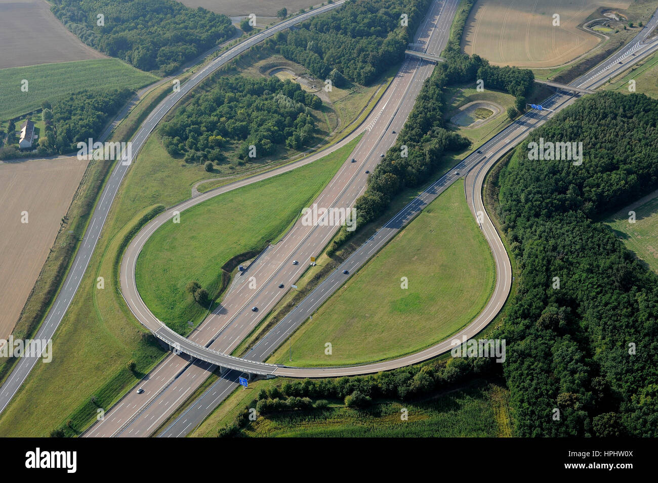 France, Bourgogne, vue aérienne d'un échangeur sur l'A6 (autoroute), près de Courtenay Banque D'Images