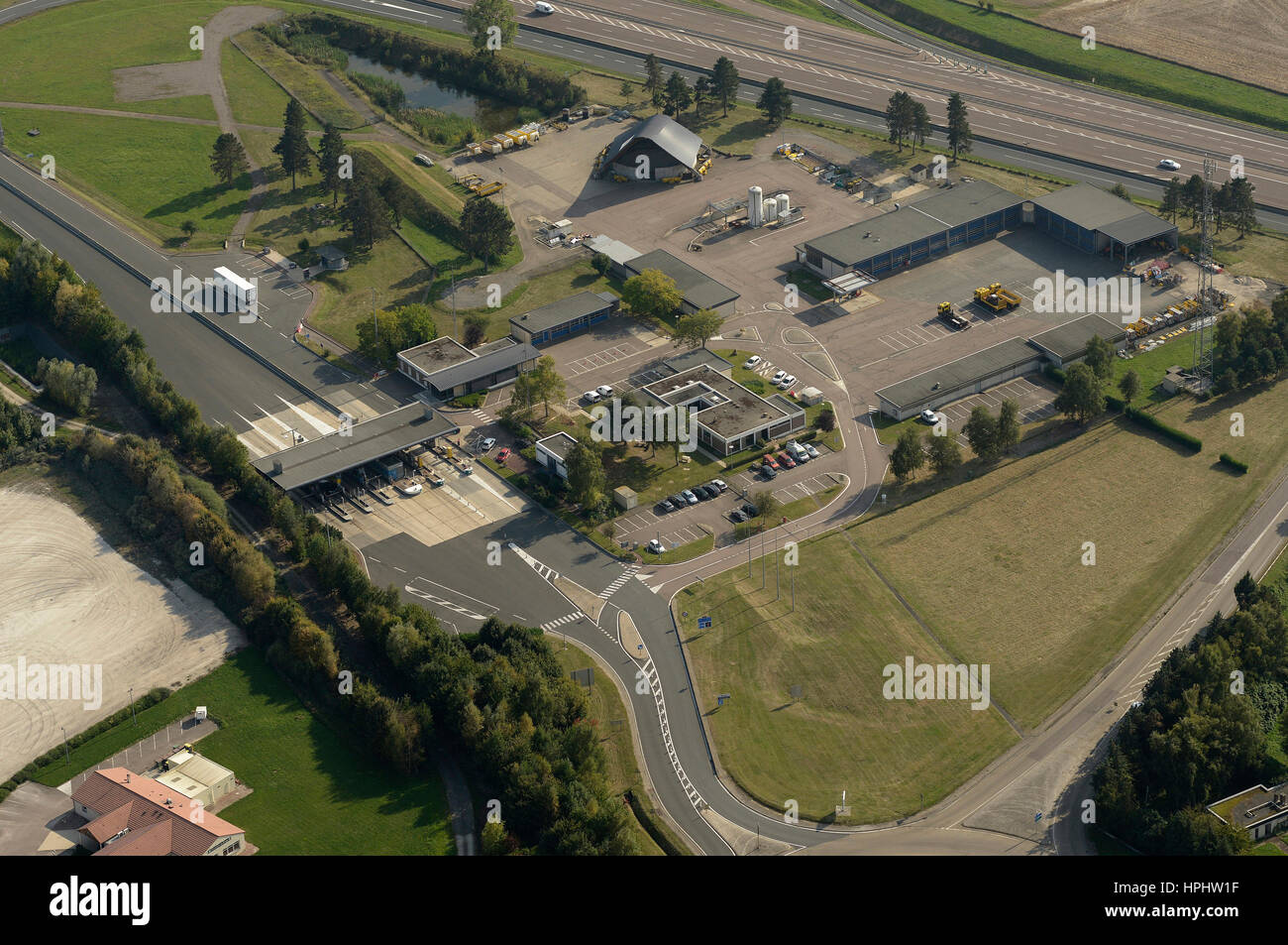 La France, l'Yonne (89), vue aérienne de Courtenay sur l'autoroute à péage Banque D'Images