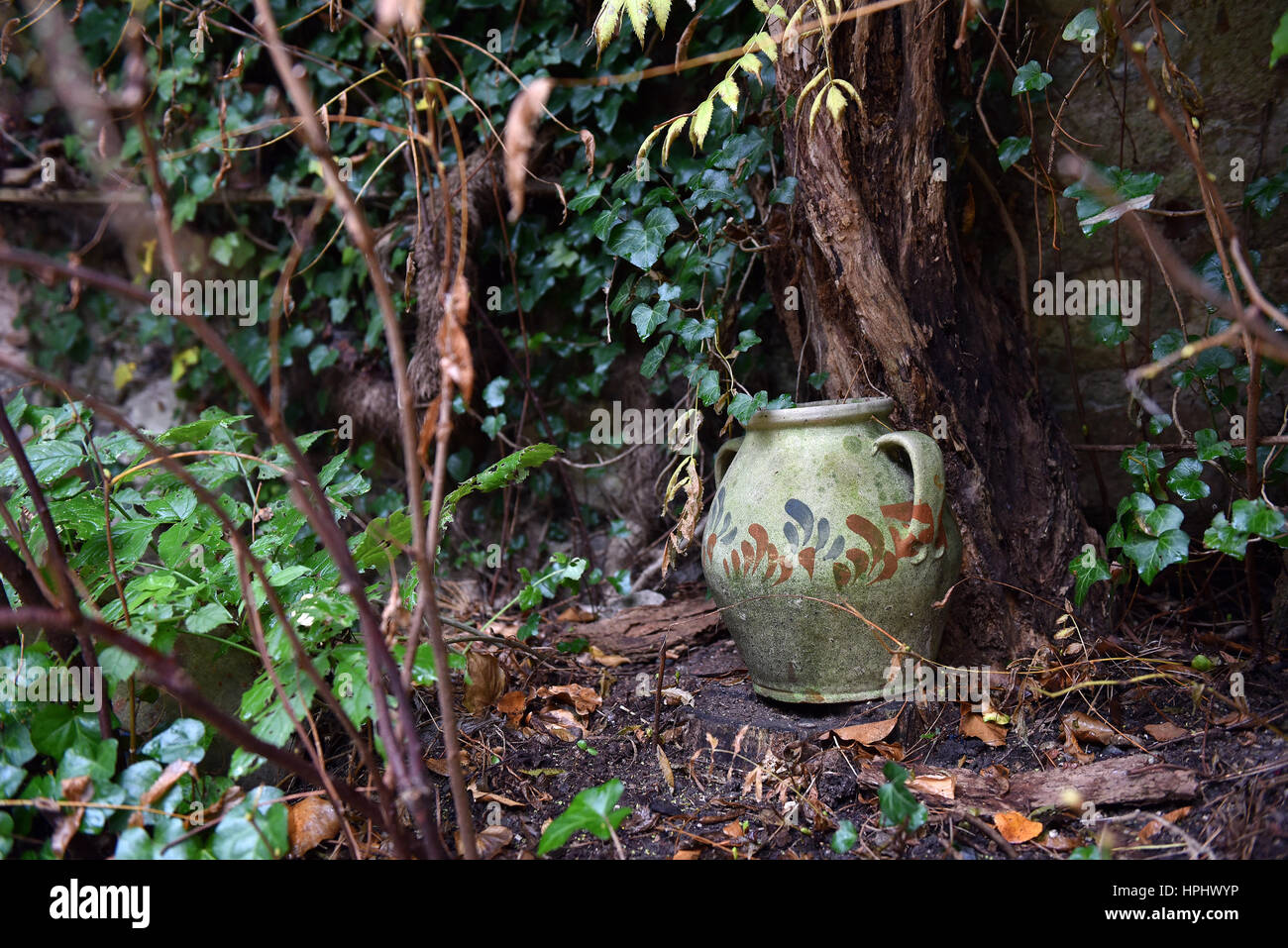 Endommagé et 12.2005 ancienne poterie fait main navire abandonné dans le jardin Banque D'Images