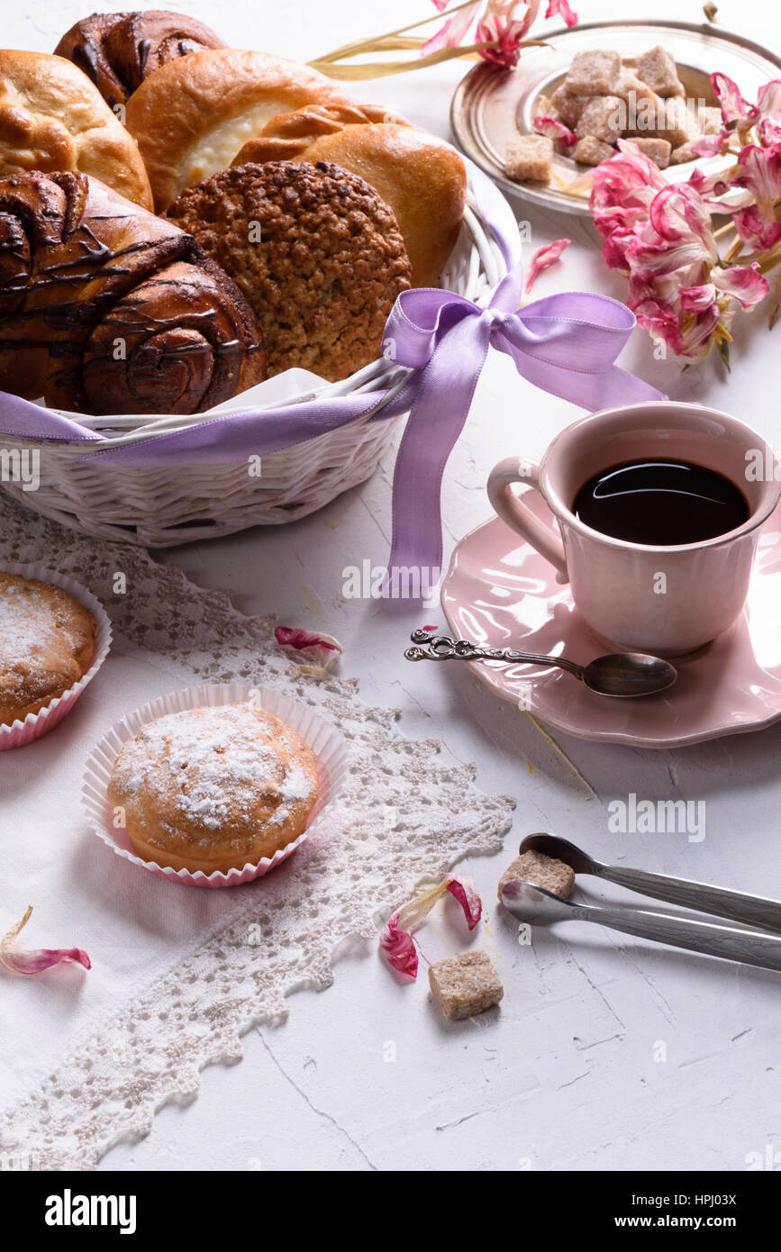 Le Cafe Et La Patisserie Francaise Les Desserts Sucres Pour Le Petit Dejeuner Avec Printemps Tulipe Fleurs Vintage Tasse De Porcelaine Agreable Petit Dejeuner Photo Stock Alamy Le Cafe Et La Patisserie Francaise Les Desserts Sucres Pour Le Petit Dejeuner Avec Printemps Tulipe Fleurs Vintage Tasse De Porcelaine Agreable Petit Dejeuner Photo Stock Alamy