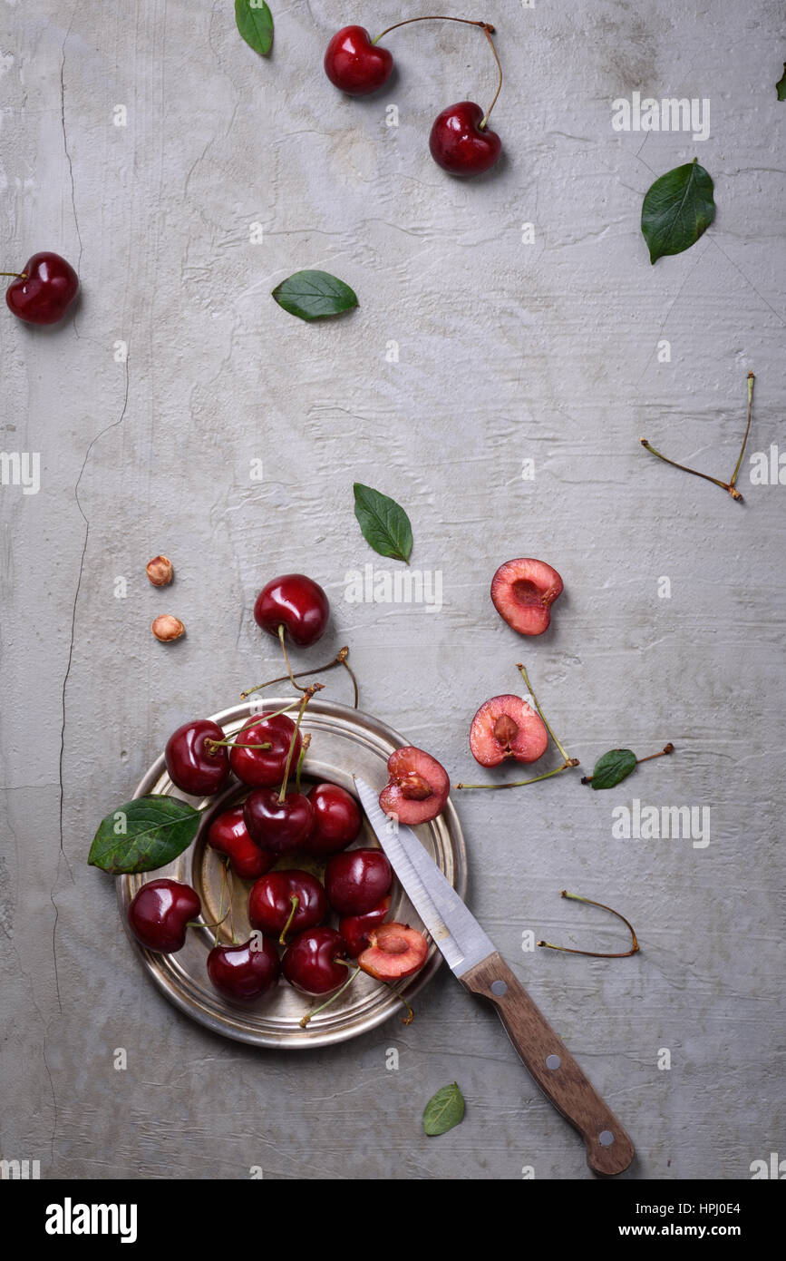 Cerises rouges plus gris. Fruits frais. Directement au-dessus, copiez l'espace. Banque D'Images