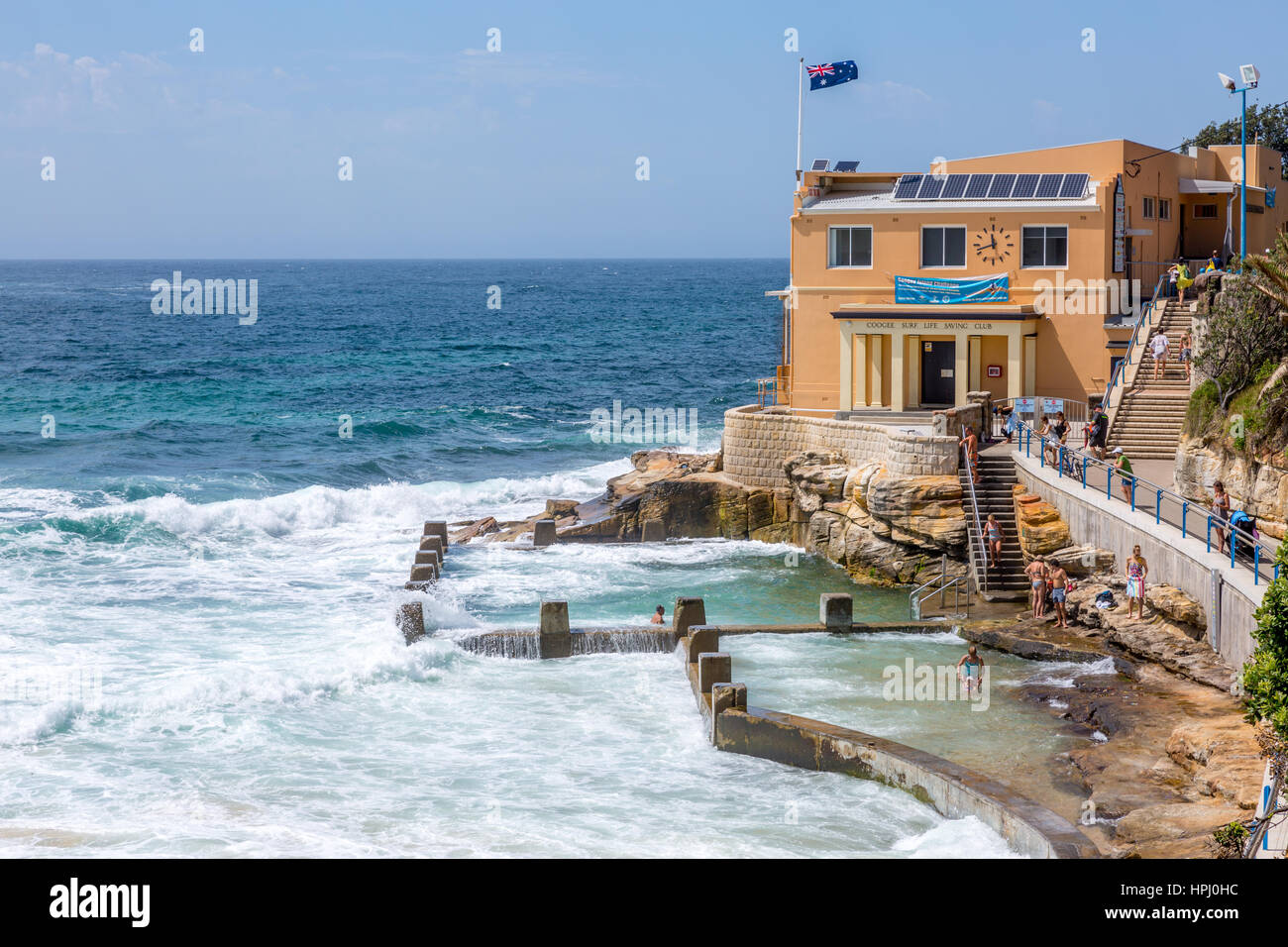 Coogee Beach surf club et la piscine Océan Ross Memorial, Coogee, Sydney, Australie Banque D'Images