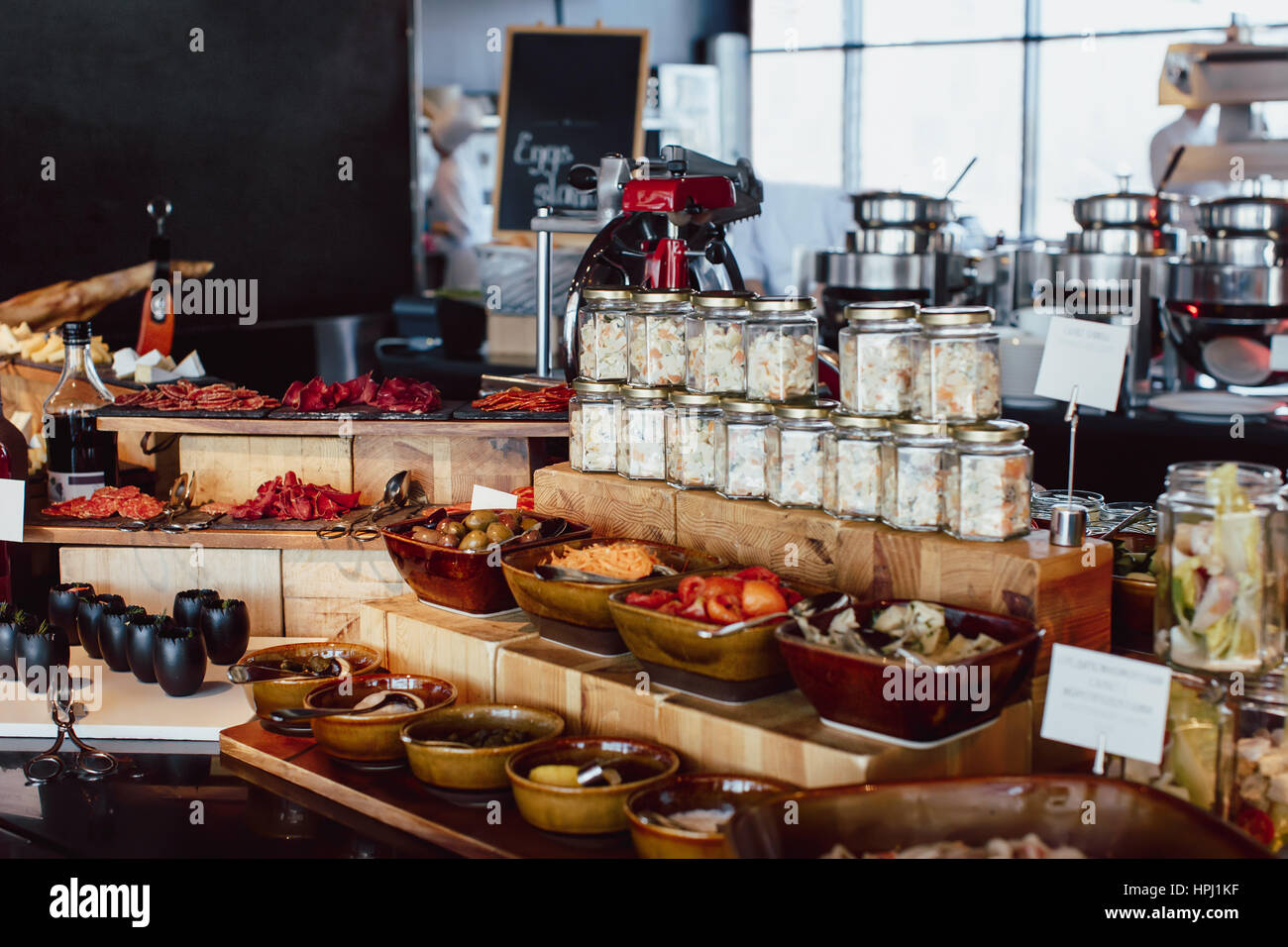 Petit-déjeuner buffet dans le restaurant cuisine ouverte Banque D'Images