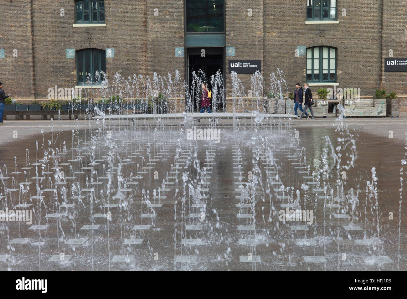 Dispositif de l'eau à l'extérieur de St Martin's Central DOUBLE Grenier en bassin, King's Cross, Londres Banque D'Images