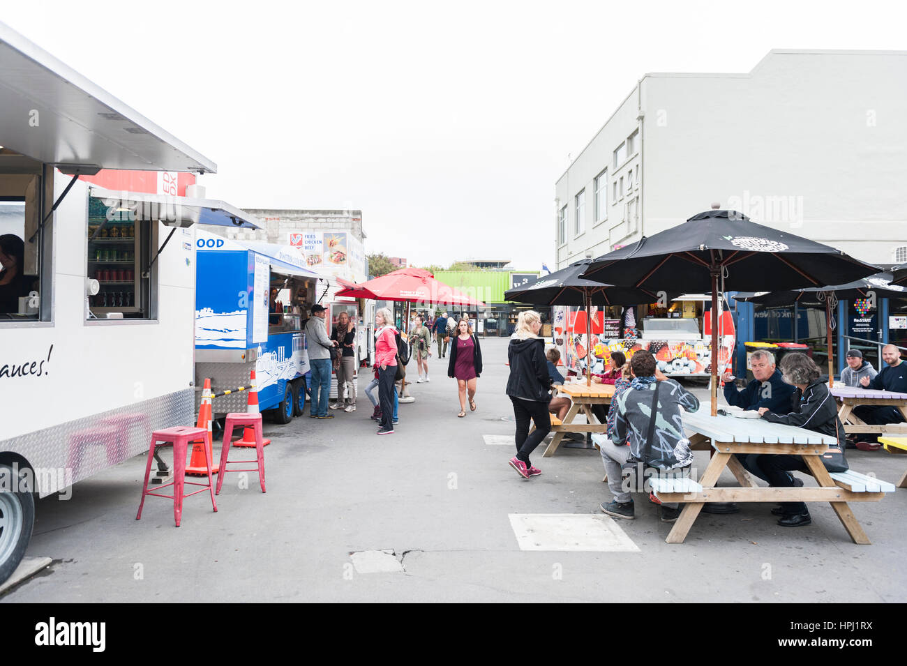 Christchurch, Nouvelle-Zélande - Février 2016 : redémarrer ou Re:START Mall, un espace de vente au détail en plein air composée de boutiques et magasins dans des conteneurs d'expédition Banque D'Images