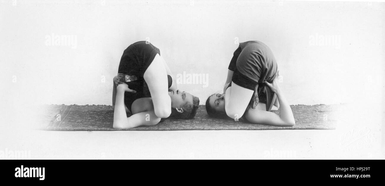Les Vaudevilliens contortionnistes 'Jean et Jacques' se sont pliés les uns vers les autres, vers 1919 dans les années 1910 et 1920, ils ont fait le tour du monde avec cela dans le cadre de leur acte. Pour voir mes autres images vintage, recherche: Prestor vintage sport Banque D'Images