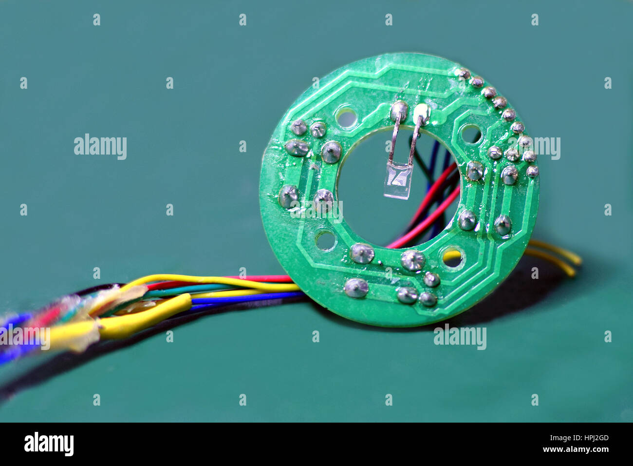 Close up of small circular printed circuit board, circuit imprimé avec les fils. Banque D'Images