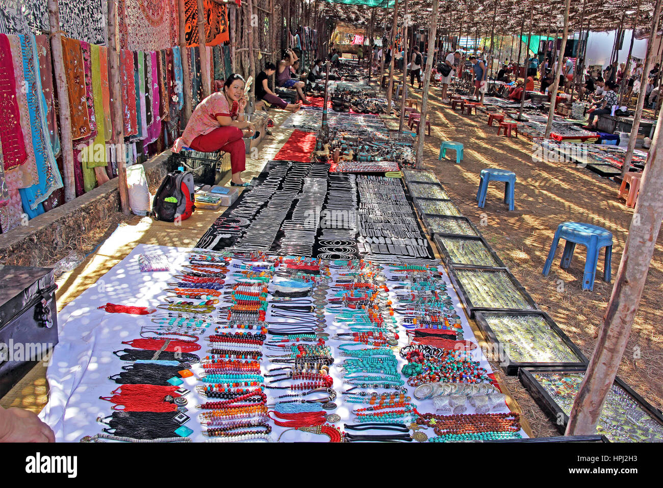 Plage d'Anjuna, plage de Goa, Inde - Boutiques et clients au marché aux puces mercredi la vente de variétés de marchandises. Seulement pour la rédaction Banque D'Images