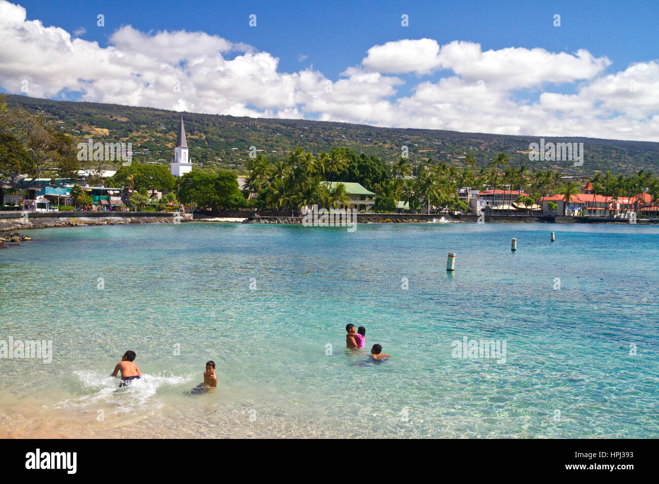 La natation de personnes dans la baie de Kailua-Kona sur la grande île d'Hawaii, Hawaii, USA. Banque D'Images