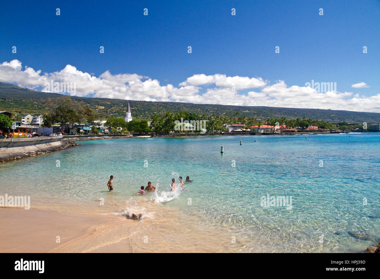 La natation de personnes dans la baie de Kailua-Kona sur la grande île d'Hawaii, Hawaii, USA. Banque D'Images