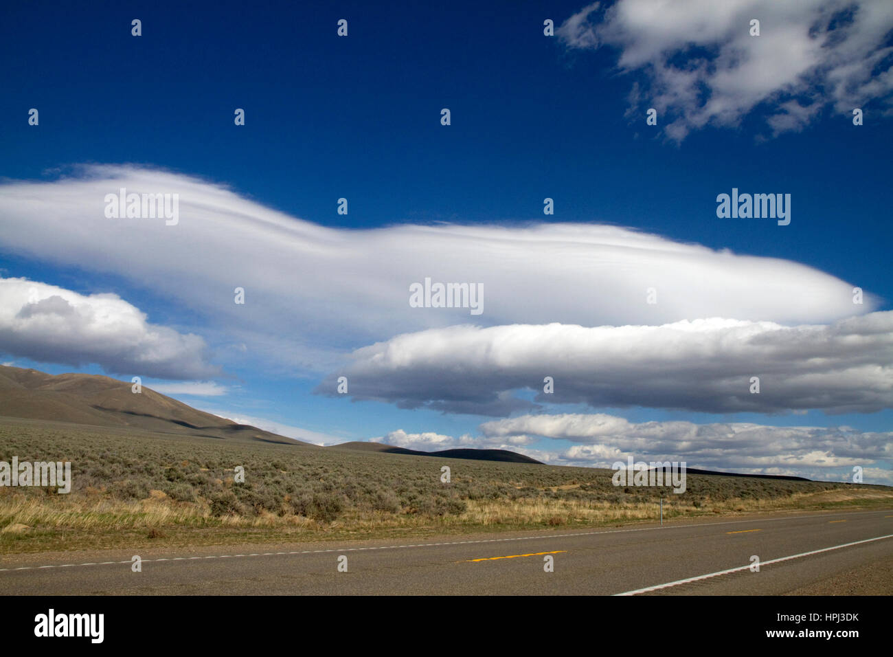 Nuages dans le ciel, au-dessus du haut désert du Nevada à l'ouest de Winnemucca le long de l'Interstate 80, USA. Banque D'Images