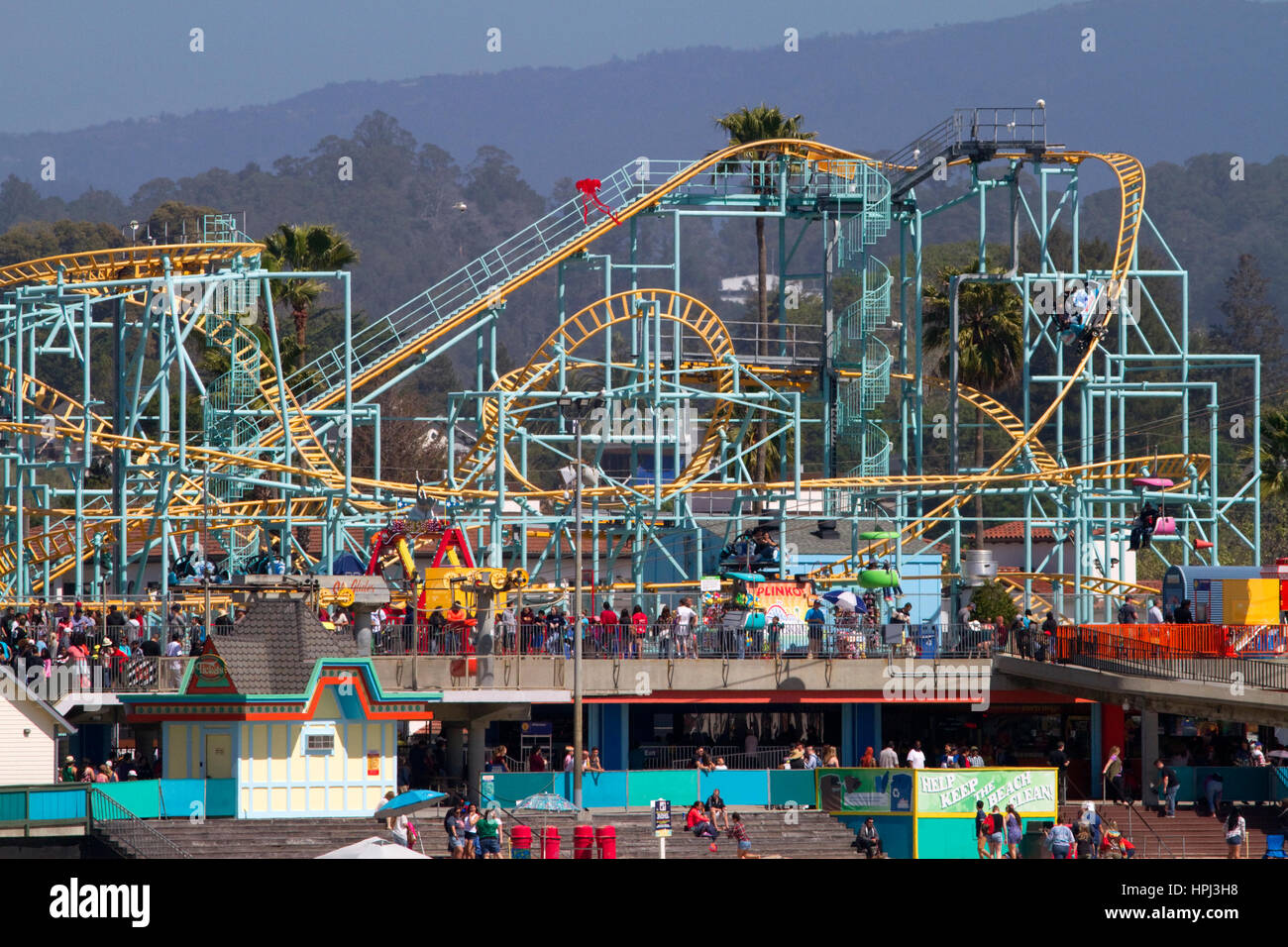 Le ressac spinning coaster en acier à rouleaux à Santa Cruz Beach Boardwalk de Santa Cruz, Californie, USA. Banque D'Images