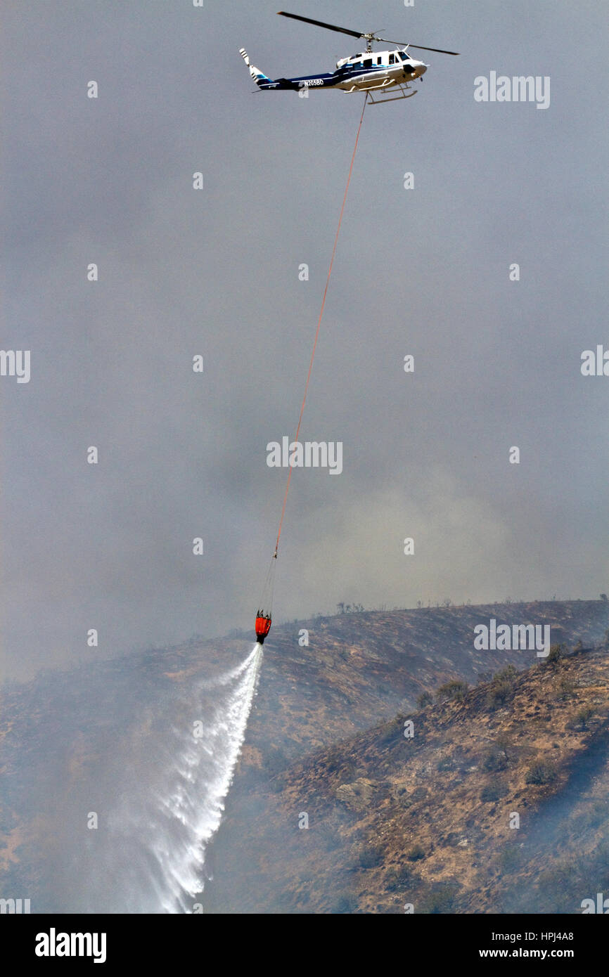 La chute de l'hélicoptère de l'eau sur un incendie de forêt près de Boise, Idaho, USA. Banque D'Images