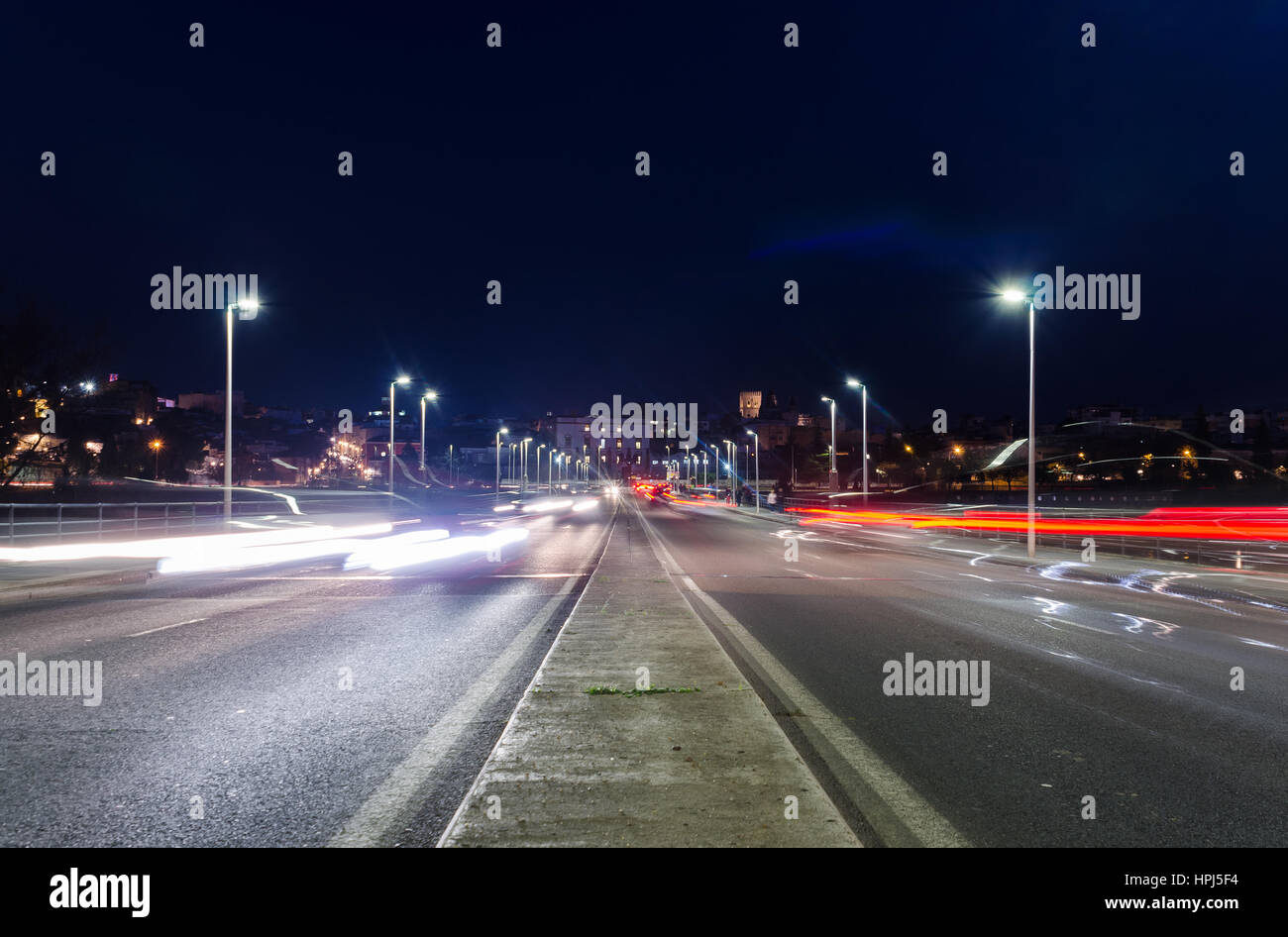 Voir de voiture streak de phares la nuit dans la ville de Badajoz pont Autonomia Banque D'Images