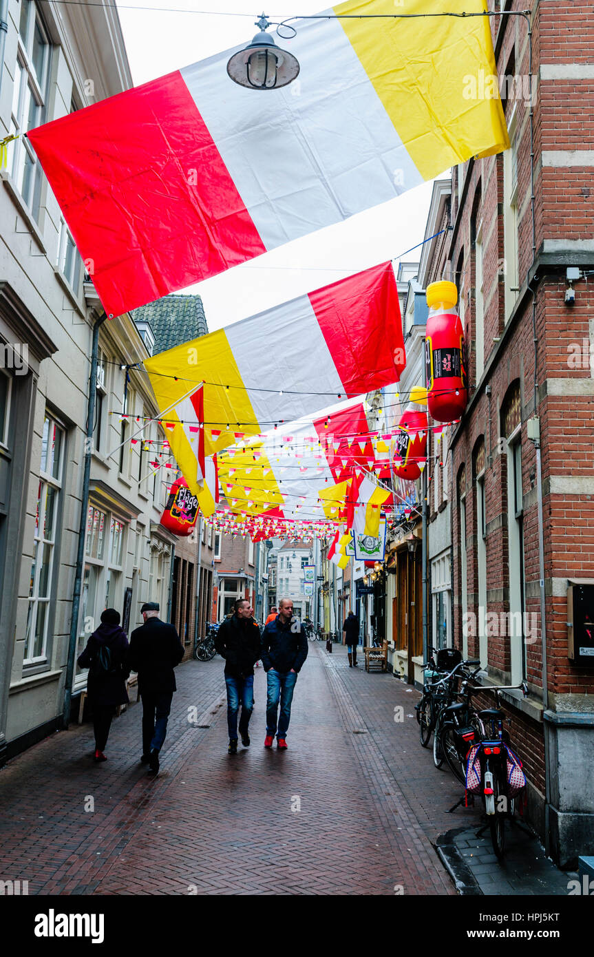 Blanc, rouge et jaune drapeaux et banderoles dans une rue de s'Hertogenbosch pour 'festival' Oeteldonk Banque D'Images